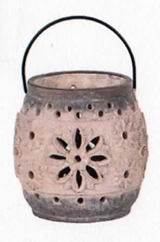 Angaben:
Windlicht aus Zement; Höhe: 18 cm, Durchmesser: 17 cm; Henkel aus Metall (Stahldraht); ohne Vorrichtung zur Aufnahme einer Kerze oder eines Teelichtes; Artikel dient zur Dekoration in Wohnräumen und im Außenbereich.

Warenbeschaffenheit:
Beige-graues, rundes Windlicht, mit Aussparungen in Blütenform und Metallhenkel. Der Artikel besteht aus einer harten, grauen, heterogenen, mineralischen Masse mit Einschlüssen.

Befund:
Ware aus Zement, Beton oder Kunststein, auch bewehrt