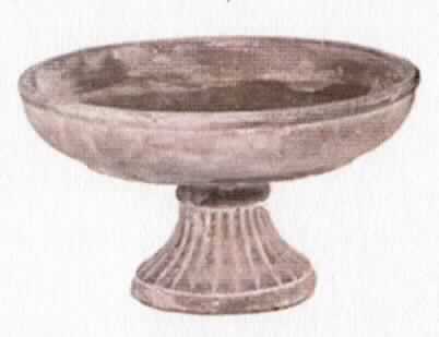 Angaben:
Schale auf Stand aus Zement; Höhe: 14 cm, Durchmesser: 25 cm; zur Dekoration in Wohnräumen und im Außenbereich.

Warenbeschaffenheit:
Graue Schale mit Standfuß. Der Artikel besteht aus einer harten, grauen, heterogenen, mineralischen Masse mit Einschlüssen.

Befund:
Ware aus Zement, Beton oder Kunststein, auch bewehrt