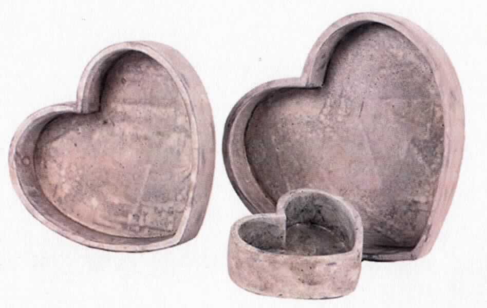 Angaben:
Pflanzherz aus Zement; 3 teiliges Set; Größen (B x T): 16 x 14 cm, 25 x 23 cm, 30 x 28 cm; zur Dekoration in Wohnräumen und im Außenbereich.

Warenbeschaffenheit:
Drei graue, herzförmige, unterschiedlich große Schalen. Der Artikel besteht aus einer harten, grauen, heterogenen, mineralischen Masse mit Einschlüssen.

Befund:
Ware aus Zement, Beton oder Kunststein, auch bewehrt