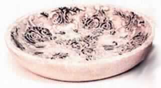 Angaben:
Teller mit Rosenmotiv aus Zement; Durchmesser: 22 cm, Höhe: 4 cm; zur Dekoration von Wohnräumen.

Warenbeschaffenheit:
Grauer Teller mit Ornamenten verziert. Der Artikel besteht aus einer harten, grauen, heterogenen, mineralischen Masse mit Einschlüssen.

Befund:
Ware aus Zement, Beton oder Kunststein, auch bewehrt