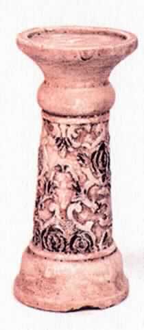 Angaben:
Kerzenständer mit Rosenmotiv aus Zement; Höhe: 20 cm, Durchmesser: 9 cm; keine Befestigung/Fixierung für eine Kerze vorhanden, auf dem Kerzenteller oben ist ein kleiner erhöhter Rand; zur Dekoration von Wohnräumen.

Warenbschaffenheit:
Graue Säule mit Ornamenten verziert. Der Artikel besteht aus einer harten, grauen, heterogenen, mineralischen Masse mit Einschlüssen.

Befund:
Ware aus Zement, Beton oder Kunststein, auch bewehrt