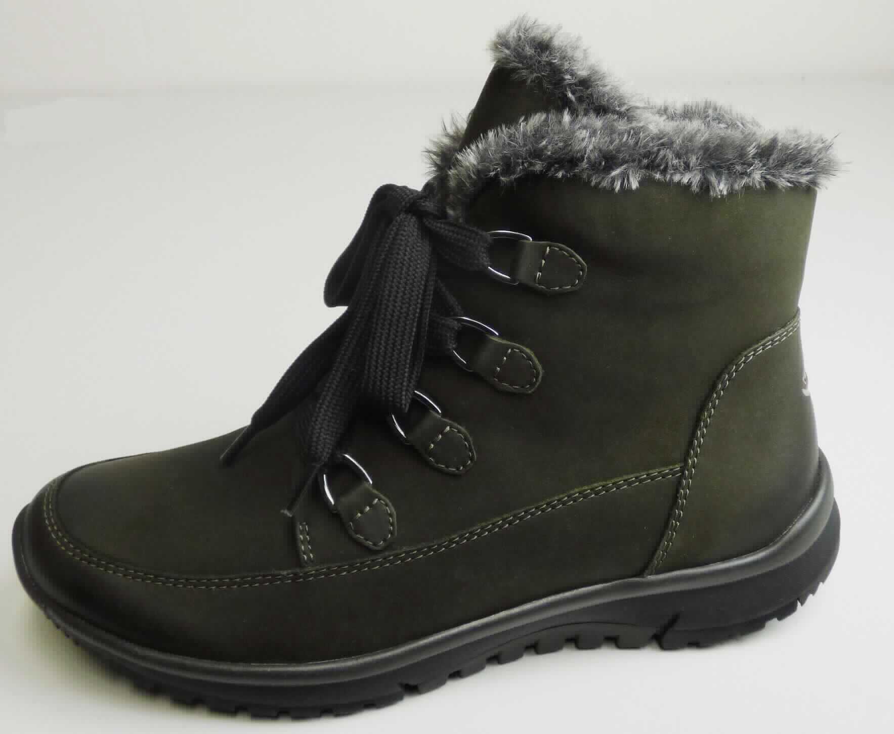 Stiefel (lt. Antrag: "Freizeitstiefelette für Damen", Größe 4,5, Foto siehe Anlage)
- mit Laufsohlen aus Kunststoff/Kautschuk; ohne Hauptsohle aus Holz,
- mit Oberteil aus Leder,
- gefüttert,
- vorn mit Schnürsenkelverschluss und seitlich mit Reißverschluss,
- ohne Metallschutz in der Vorderkappe, 
- den Knöchel, jedoch nicht die Wade bedeckend,
- mit einer Länge der Innensohle von ca. 25 cm,
- als Frauenschuh erkennbar.

"Schuhe mit Laufsohlen aus Kunststoff/Kautschuk und Oberteil aus Leder, andere als in den Unterpositionen 
 6403 1200 bis 6403 9105 genannte, den Knöchel, jedoch nicht die Wade bedeckend, andere als in der
 Unterposition 6403 9111 genannte, für Frauen"