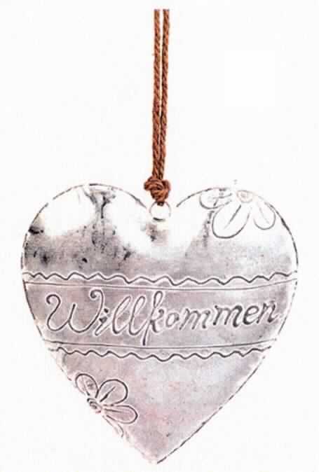 Es handelt sich um herzförmige Erzeugnisse (Schilder) aus Stahlblech in den Abmessungen von etwa 27 cm x 26 cm x 6 cm, die mit dem Schriftzug "Willkommen" und stilisierten Blüten versehen sind. An der Oberseite ist eine Hanfkordel als Aufhängevorrichtung angebracht.
-Antragstellerangaben-

Abbildung siehe Anlage.

Derartige Erzeugnisse gehören als "den Hinweisschildern ähnliche Schilder, aus unedlen Metallen" zur Codenummer 8310 00 00 00 0 des Zolltarifs.
Eine Einreihung als "Ziergegenstand" in die Position 8306 kommt aufgrund des eigenständigen Gebrauchswertes als Hinweisschild nicht in Betracht.