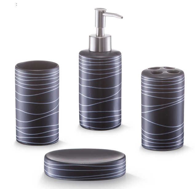 Warenzusammenstellung, bestehend aus drei Toilettengegenständen aus Steinzeug (Zahnputzbecher,
Zahnbürstenhalter, Seifenschale) und einem mechanischen Gerät mit eigener Funktion (Seifenspender),
sog. Bad-Accessories-Set, Art. 18252, Foto siehe Anlage,
- in Aufmachung für den Einzelverkauf (gemeinsam in einer Verkaufsumschließung verpackt),
- zur Befriedigung eines speziellen Bedarfs zusammengestellt,
- Toilettengegenstände (in einem einheitlichen Design gearbeitet):
- - keramische Erzeugnisse, nach der Formgebung gebrannt, tonmineralhaltiges Material enthaltend,
- - lt. Antrag aus Steinzeug,
- - in Form eines Zahnputzbechers (Höhe ca. 11,1 cm, Durchmesser ca. 6,5 cm), eines Zahnbürsten-
    halters (Höhe ca. 11,4 cm, Durchmesser ca. 6,5 cm) und einer Seifenschale (Länge ca. 12,3 cm,
    Breite ca. 8,5 cm, Höhe ca. 3,0 cm),
- mechanisches Gerät mit eigener Funktion (Seifenspender):
- - in Form eines mechanischen Mengendosierapparats zur Ausgabe von Flüssigseifen (Höhe
    ca. 12,5 cm, Durchmesser ca. 6,5 cm); mit einer abschraubbaren durch Fingerdruck zu betätigenden
    Kolbenpumpe aus Kunststoff; mit einem Korpus aus Keramik (Steinzeug),
- nach dem Umfang, der Menge und dem Gewicht verleihen die drei Toilettengegenstände aus Steinzeug
  der Warenzusammenstellung ihren wesentlichen Charakter.

"Andere keramische Toilettengegenstände, aus Steinzeug"