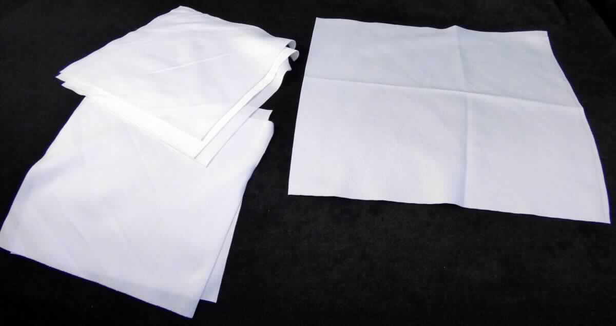 Kuliergewirke, sog. Einweg-Reinraumtuch, Art. TA 9006 bzw. TA 9009, Foto siehe Anlage,
- jeweils in einem Polybeutel verpackt,
- lediglich quadratisch heiß zugeschnitten (somit nicht konfektioniert), in den Abmessungen (L x B) 15 cm x 15 cm 
  bzw. 23 cm x 23 cm,
- laut Untersuchungsergebnis:
-- weißes Kuliergewirke (Interlock) aus synthetischen Chemiefasern (laut Antrag Polyester); keine
   Elastomergarne oder Kautschukfäden enthaltend,
- kein Samt, Plüsch, Schlingengewirke oder Schlingengestricke,
- keine Raschelspitze.

"Gewirke, mit einer Breite von weniger als 30 cm, anderes als solche der Positionen 6001 und 6002, aus 
 synthetischen Chemiefasern, keine Raschelspitze"