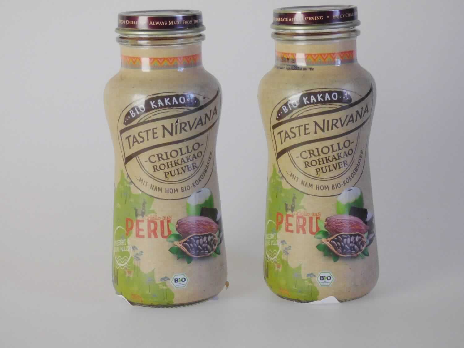 Kokosnusswasser mit Kakao.

Antragsangaben (als zutreffend unterstellt): Bio Kokosnusswasser, mit Zusatz von Kakaopulver.

Beschaffenheit des vorgelegten Warenmusters: Original-Glasflasche mit Drehverschluss. Nettoinhalt: 280 ml. Aufschrift, auszugsweise: Zutaten: Kokosnusswasser, 0,75 % Rohkakaopulver. 
Inhalt: braune, trübe Flüssigkeit mit wenigen Kokosnussraspeln, süß, nach Kokosnusswasser mit Kakaopulver schmeckend.
Saccharose/Invertzucker (gemäß Angabe): enthalten; Alkohol (gemäß Angabe): nicht enthalten; 
Erzeugnisse/Fette aus Erzeugnissen der Positionen 0401 bis 0404 (gemäß Angabe): nicht enthalten.

Der Zusatz des Kakaopulvers führt zum Ausschluss aus der Position 2009 der KN.

Nicht alkoholhaltiges Getränk, anderes als in den UPos 2202 1000 bis 2202 9915 der KN genannt, Zucker enthaltend (Saccharose oder Invertzucker), anderes.