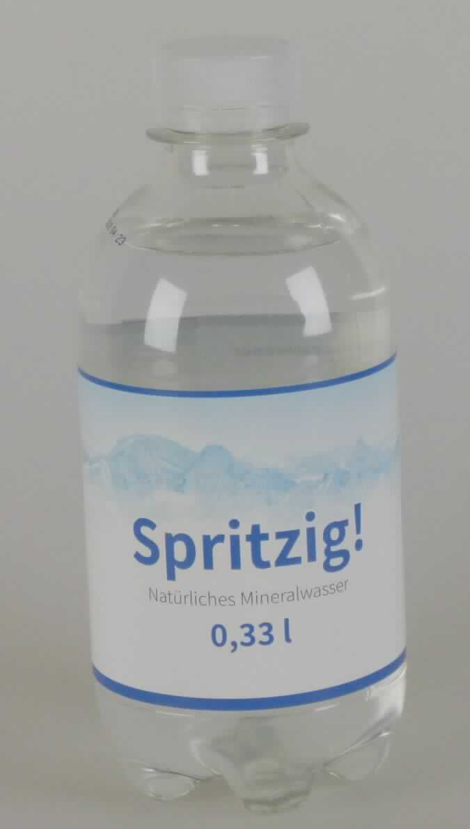 Mineralwasser mit Kohlensäure.

Antragsangaben: Mineralwasser mit Zusatz von Kohlensäure (Spritzig), in Aufmachung für den Einzelverkauf, in Flaschen mit einem Inhalt von 330 ml. Das Mineralwasser stammt aus der LebensQuell in Frankenmarkt. Die Kennzeichnung erfolgt mit Angabe der Quelle und der Mineralstoffzusammensetzung.

Es handelt sich um natürliches Mineralwasser im Sinne der Richtlinie 2009/54/EG des Europäischen Parlaments und des Rates.

Wasser, einschließlich natürliches oder künstliches Mineralwasser und kohlensäurehaltiges Wasser, ohne Zusatz von Zucker, anderen Süßmitteln oder Aromastoffen - Mineralwasser und kohlensäurehaltiges Wasser - natürliches Mineralwasser - anderes.