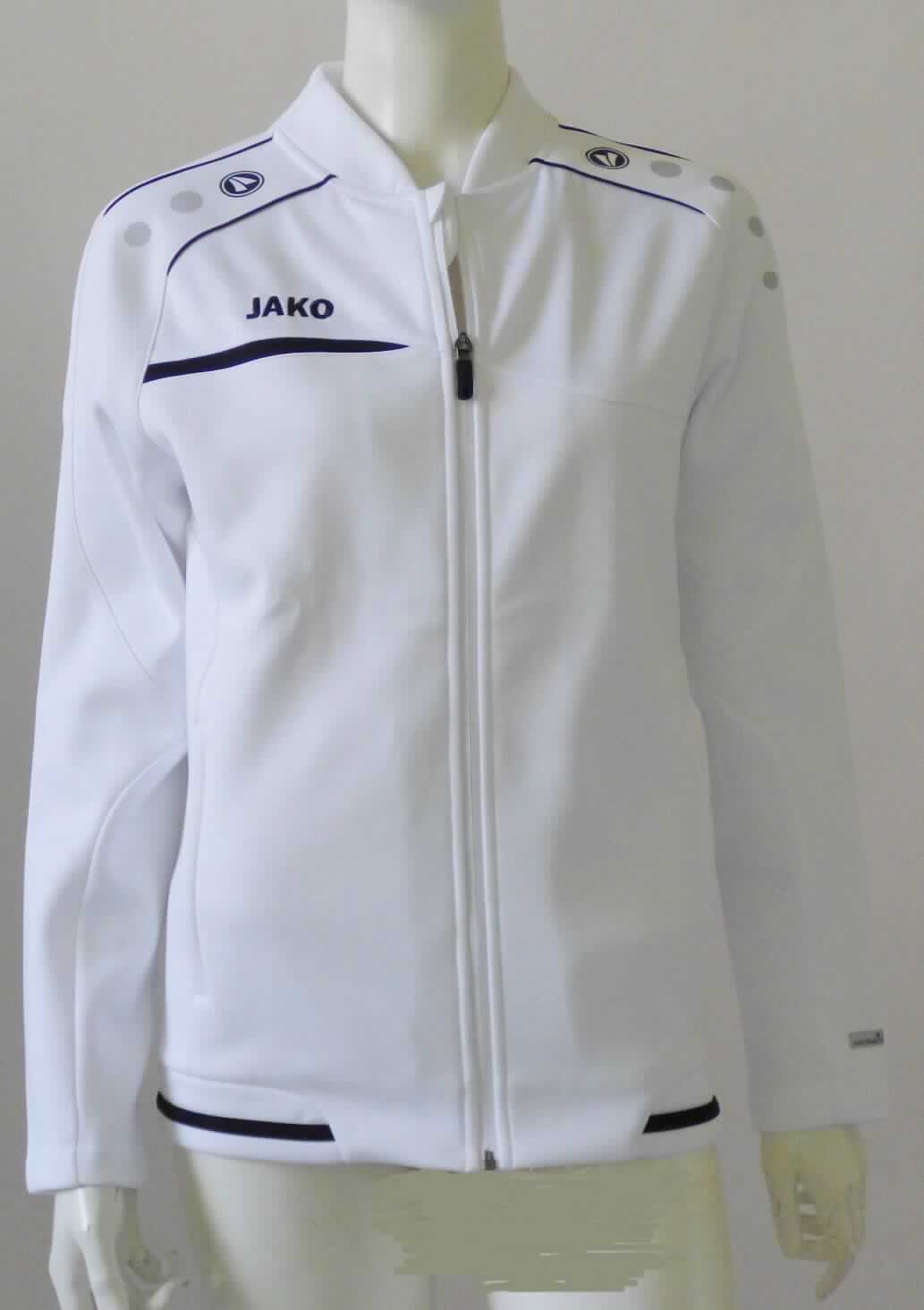 Blouson, sog. Clubjacke,Artikel 6858, Größe XS, Foto siehe Anlage,
- in einem Polybeutel verpackt,
- aus bis zu ca. 1 mm dicken, unterschiedlich strukturierten, teilweise einseitig (Innenseite) gerauten, einfarbigen 
  Gewirken aus laut Antrag 100 % Polyester (synthetische Chemiefasern),
- über die Taille reichend (Rückenlänge: ca. 67 cm),
- mit einem runden Halsausschnitt, vorn mit einer angesetzten Randeinfassung, hinten mit einem schmalen 
  Stehkragen, 
- vorn mit einer durchgehenden Öffnung mit Reißverschluss, am oberen Ende mit einer kurzen Überlappung von 
  rechts über links (Frauenkleidung),
- mit langen Ärmeln, die über den unteren Rand des Kleidungsstücks hinausreichen; an den Ärmelenden 
  durch Umschlagen und Festnähen gesäumt,
- mit zwei eingesetzten Taschen mit Reißverschluss unterhalb der Taille,
- an verschiedenen Stellen mit kontrastfarbenen Paspeln, Aufdrucken, einem aufgenähten Streifen und einem
  aufgestickten Firmennamen verziert,
- am unteren Rand mit einem angesetzten, leicht verengenden Bund,
- erfüllt die Merkmale zur Einreihung als Blouson, somit keine Jacke oder Strickjacke.

"Blouson, aus Gewirken, für Frauen, aus Chemiefasern"