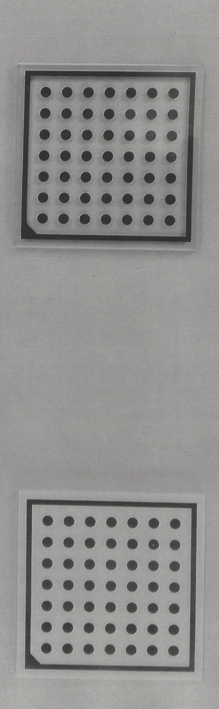 Glasplatte (Kalibrierplatte), Foto siehe Anlage, 
- ein Warenmuster wurde nicht vorgelegt; die Einreihung erfolgt anhand der Antragsangaben,
- Platte aus gezogenem, optischem Glas,
- quadratisch; in dem Abmessungen: 3 cm x 3 cm,
- mit einem Rahmen und einem Raster zur Korrektur der Bildverzerrung einer Kamera bedruckt,
- stellt sich nicht als Längenmessinstrument dar (damit keine Einreihung in die Position 9017).

"Glas der Position 7006, anderes bearbeitet (bedruckt), jedoch weder gerahmt noch in Verbindung
 mit anderen Stoffen, optisches Glas"