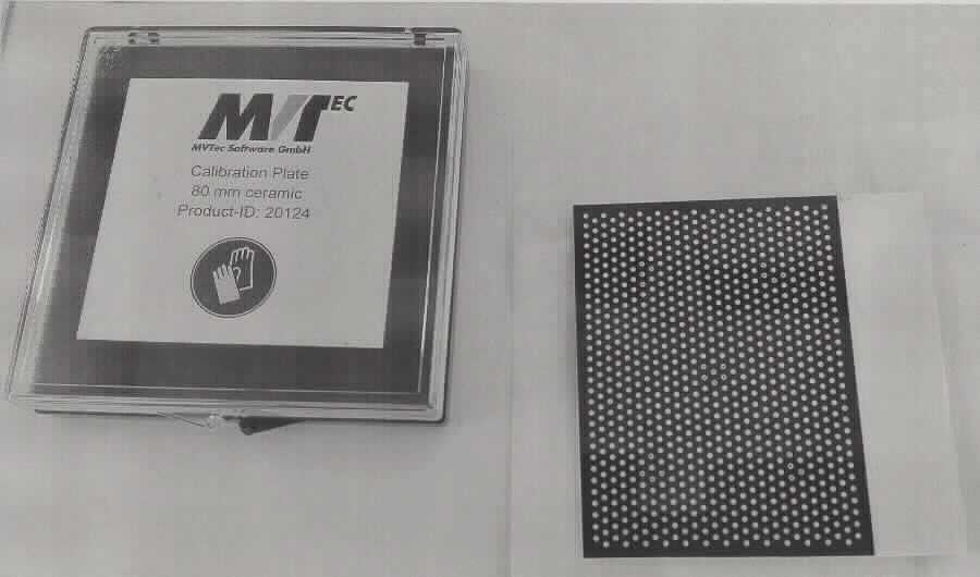 Keramische Waren zu technischen Zwecken, sog. Kalibrierplatten, Foto siehe Anlage,
- in zwei verschiedenen Ausführungen:
- Calibration Plate 0,006m x 0,006m ceramic Nr. 20:
- - nach dem Ergebnis der wissenschaftlichen Untersuchung:
- - - in Form einer quadratischen, glasierten cremefarbenen Platte; auf einer Seite mit einer Netzstruktur
       versehen, 
- - - in den Abmessungen: 1,3 cm x 1,3 cm x 0,6 mm,
- - - aus Aluminiumoxidkeramik,
- Calibration Plate 0,00065m x 0,00065m ceramic Nr. 22:
- - nach dem Ergebnis der wissenschaftlichen Untersuchung:
- - - in Form einer quadratischen, glasierten cremefarbenen Platte; auf einer Seite mit einem schwarzen
       Pünktchen versehen, 
- - - in den Abmessungen: 1,3 cm x 1,3 cm x 0,7 mm,
- - - aus Aluminiumoxidkeramik,
- nach vorheriger Formgebung keramisch gebrannt,
- aufgrund der Materialbeschaffenheit (Aluminiumoxid) mit einer Mohsschen Härte von 9 oder mehr,
- werden lt. Antrag für die Kalibrierung von Kameras verwendet,
- stellen sich weder als Waren der Position 9001 (u. a. optische Elemente) noch als Messinstrumente der Position
  9017 dar.

"Keramische Waren zu technischen Zwecken, nicht aus Porzellan, mit einer Mohsschen Härte von 9 oder mehr"
