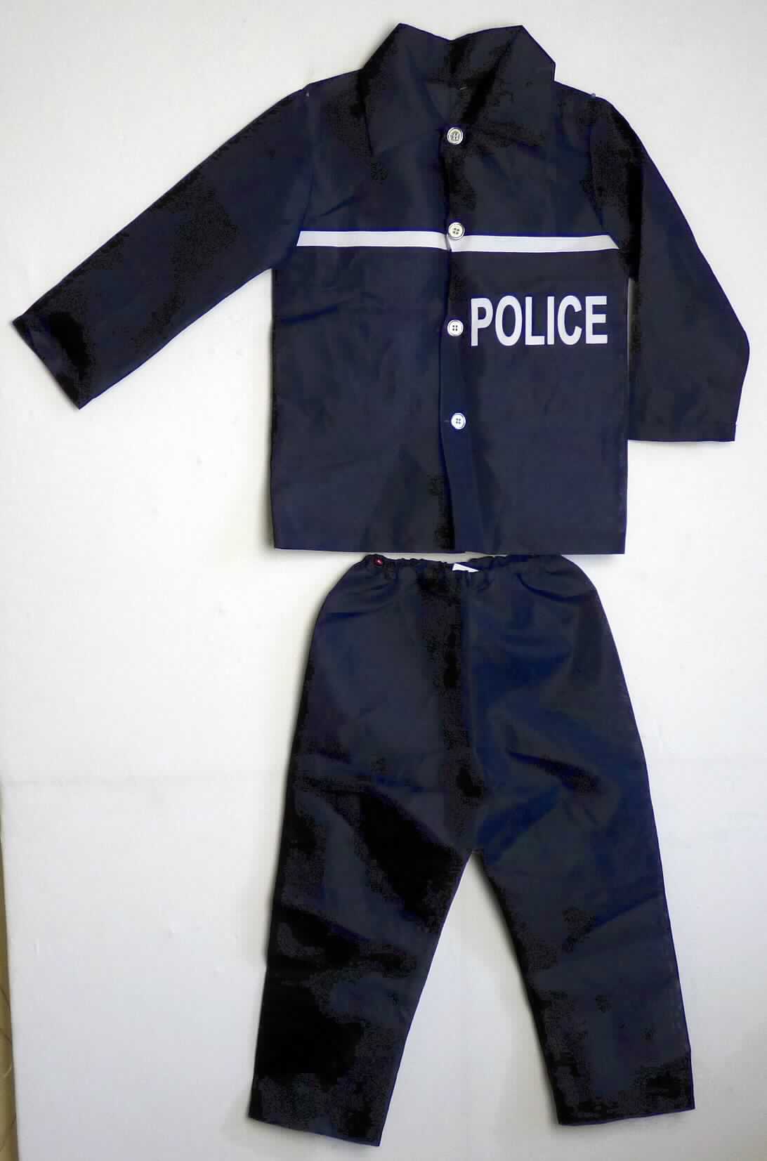 Kinderkostüm, sog. Kostüm Polizist, Art. 168323, Größe 128, Foto siehe Anlage,
- Zusammenstellung, bestehend aus einem Hemd und einer langen Hose, 
- laut Antrag in einem Polybeutel mit bedrucktem Pappeinleger verpackt,
- gehört als Maskenkostüm aus Spinnstoffen nicht zum Warenkreis der Position 9505,
- keine Kombination, da das Hemd auf der Vorderseite großflächig mit Aufdrucken verziert ist, sich diese Verzie-
  rungen auf der langen Hose nicht wiederholen und nicht nur von geringem Umfang sind,
- getrennte Einreihung aller Bestandteile, weil die Kleidungsstücke nicht zusammen in eine Position eingereiht
  werden können,
- alle Flächenerzeugnisse aus laut Antrag Polyester (synthetische Chemiefasern),
- Hemd:
-- aus ca. 0,2 mm dicken, einfarbigen Geweben,
-- über den Schritt reichend (Rückenlänge: ca. 50 cm),
-- mit einem Umlegekragen,
-- vorn mit einer durchgehenden Öffnung mit Knopfverschluss von links über rechts (Knabenkleidung), 
-- mit langen Ärmeln,
-- am unteren Rand durch Umschlagen und Festnähen gesäumt.

"Hemd aus Geweben, für Knaben, aus Chemiefasern"