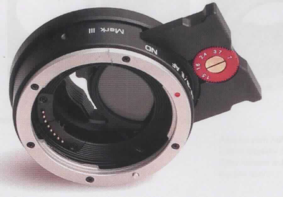 Sog. Kipon Adapter, im Wesentlichen bestehend aus einem Metall-Adapterring mit Bajonettanschluss für E/F-Canon-Objektive und einem E-Bajonett-Gegenanschluss für Sony-Vollformatkameras, einem variablen, entnehmbaren Graufilter, Stativgondel mit 1/4 Zoll-Gewinde und USB-Anschluss (äußere Form siehe Abbildung in der Anlage).
Objektiv und Kamera werden durch den Adapter miteinander verbunden. Der Anschluss zwischen Adapter, Objektiv und Kamera ist mechanisch, wobei eine elektrische Datenübertragung/Signalumwandlung zwischen Objektiv und Kamera erfolgt. Der variable ND-Filter ist über vier Stufen über ein markiertes Drehrad am Adapter verstellbar.
Der Adapterring dient als Anschlussstück zwischen "Canon-E/F-Objektiven" und "Sony-E-Bajonett-Kameras".
Die Ware wird als "Zubehör, erkennbar hauptsächlich bestimmt für Objektive für Kameras, die nicht von den Unterpositionen (TARIC) 9002 1100 15 bis 9002 1100 85 erfasst werden" eingereiht.