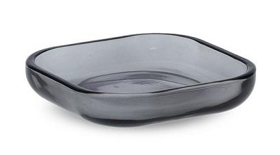 Glasware zur Verwendung bei der Toilette, sog. Seifenschale "Modern Black", Foto siehe Anlage,
- annähernd quadratische Seifenschale mit hochgezogenem Rand und mit abgerundeten Ecken,
- aus grau gefärbtem, laut Antrag mechanisch gefertigtem Borosilikatglas,
- mit den Abmessungen: ca. 10 cm (Breite) x 9﻿,﻿7 cm (Tiefe) x 2 cm (Höhe),
- zur Verwendung im Badezimmer bestimmt.

"Glasware zur Verwendung bei der Toilette, aus anderem Glas als Glaskeramik oder Bleikristall,
 nicht handgefertigt"