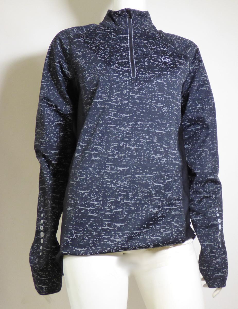 Pulloverähnliches Kleidungsstück, sog. WINDPROOF LANGARMSHIRT HALFZIP, Größe M,
Foto siehe Anlage,
- aus verschiedenen, ca. 0,6 mm dicken, einfarbigen bzw. bedruckten Gewirken aus 
  synthetischen Chemiefasern (laut Antrag: Polyester und Elasthan),
- knapp über den Schritt reichend (Rückenlänge: ca. 74 cm), hinten abgerundet, vorn bogenförmig
  und bis zu ca. 5,5 cm kürzer gearbeitet,
- mit einem hohen Kragen (somit weder Kleidung der Position 6105 noch der Position 6109),
- vorn mit einer nicht durchgehenden Öffnung mit einem bis in die Kragenspitzen reichenden 
  Reißverschluss (somit u. a. kein Unterziehpulli); am Kragenrand mit einer kurzen Überlappung
  von links über rechts (Männerkleidung),
- mit langen Ärmeln,
- am unteren, nicht verengenden Rand und an den Ärmelenden durch Umschlagen und Festnähen gesäumt,
- aufgrund der verwendeten Flächenerzeugnisse keine Kleidung des Kapitels 62.

"Pulloverähnliches Kleidungsstück, aus Gewirken, aus Chemiefasern, kein Unterziehpulli, für Männer"