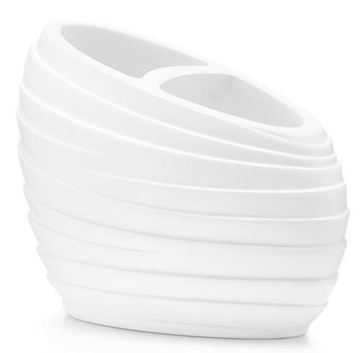Nach den Angaben der Antragstellerin handelt es sich um einen sog. Zahnbürstenhalter aus Polyresin, einem Kunststoff im Sinne der Anmerkung 1 zu Kapitel 39.

Das weiße, hohle und oval geformte Gefäß (ca. 12 cm lang und 9 cm hoch) weist auf der Außenseite eine leichte Stufenoptik auf. In der schräg verlaufenden Öffnung befindet sich eine gebogene, eckige Strebe als mittige Unterteilung.

Das Erzeugnis dient zur Aufnahme von Zahnbürsten.

Derartige Waren sind zolltarifrechtlich als " Hygiene- oder Toilettengegenstände aus Kunststoffen, andere als in den Codenummern 3924 1000 11 0 bis 3924 9000 90 1 genannt" einzureihen.