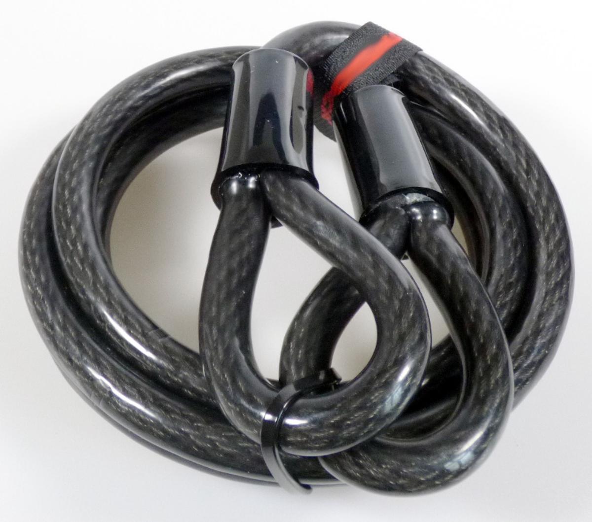 Kabel mit Schlaufen

Bei der Ware handelt es sich um etwa 150 - 180 cm lange, kunststoffummantelte Stahldrahtkabel (Querschnittsabmessung inklusive Ummantelung: 10 - 12 mm) bestehend aus mehreren, durch Zusammendrehen von zahlreichen verzinkten Einzeldrähten hergestellten Litzen. Die Kabel sind an beiden Enden zu Schlaufen (Seilschlingen) geformt, die durch eine Metallhülse zusammengehalten werden und mit einer Kunststoffmanschette ausgestattet sind.
Die Erzeugnisse werden in Kombination mit einem Bügelschloss (nicht Gegenstand der vZTA) zur Diebstahlsicherung von Fahrrädern oder Fahrradteilen verwendet.
Die Kabel sind mit einem losen Klettband aus textilen Stoffen zum Fixieren des Kabels ausgestattet und mit einer bunt bedruckten Pappkarte mit Aufhängevorrichtung verpackt.

Die Erzeugnisse sind als andere Kabel, Seile, Seilschlinge oder ähnliche Waren aus Stahl in die Codenummer 7312 9000 00 0 des Zolltarifs einzureihen.