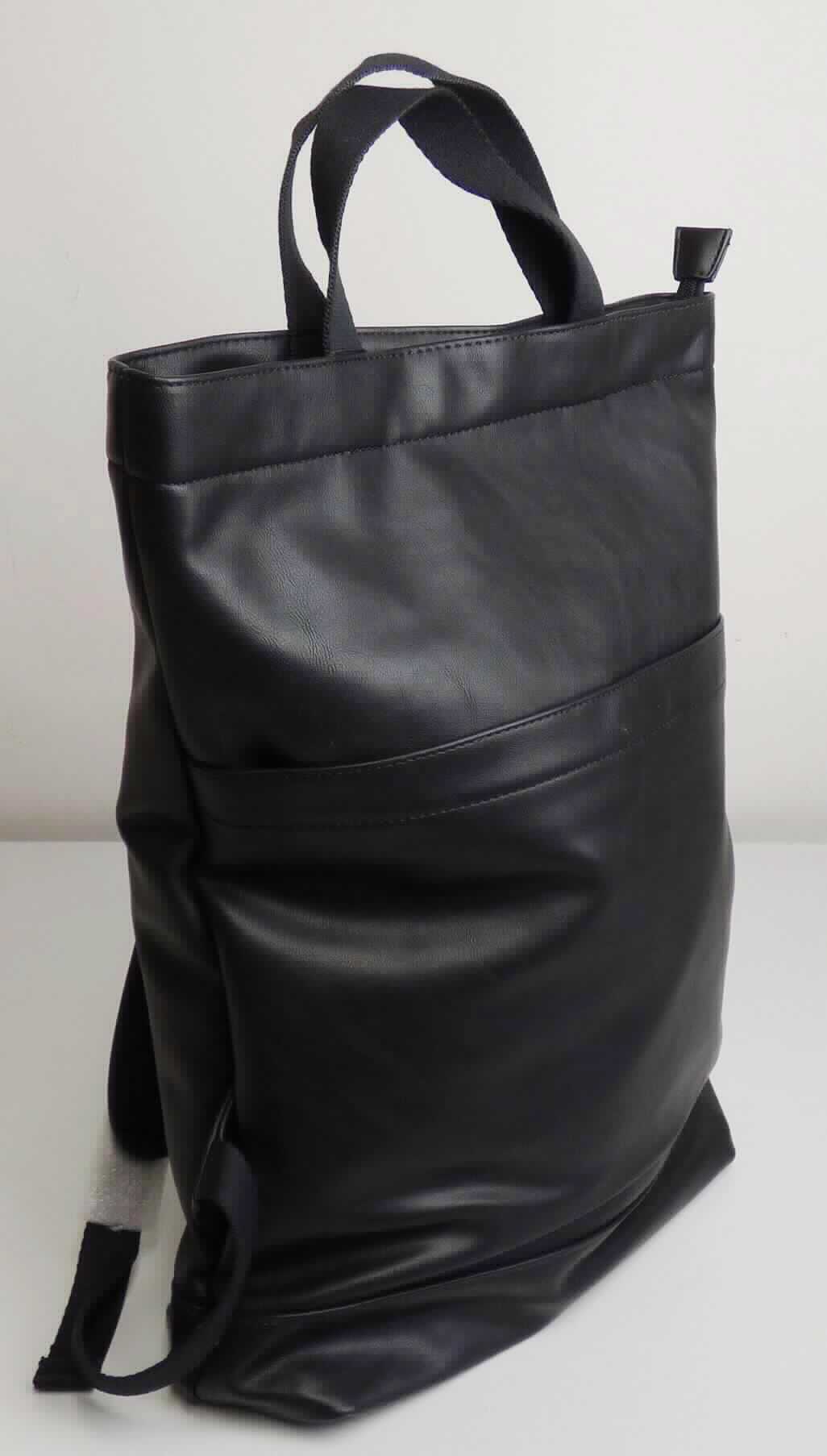 Rucksack, Foto siehe Anlage, 
- mit einer Außenseite aus Kunststofffolien auf einer Unterlage aus Spinnstoffen, 
- mit zwei längenverstellbaren, gepolsterten Rückentragegurten, 
- mit zwei Handtragegriffen aus Spinnstoff,
- mit einem aufgesetzten Vorfach mit integriertem Magnetknopfverschluss, 
- mit einem entlang des oberen Rands verlaufenden Reißverschluss,
- innen mit einem gepolsterten Einsteckfach mit Klettverschlusslasche, zwei darauf aufgenähten Einsteckfächern 
  und einem eingesetzten Reißverschlussfach ausgestattet,
- mit den Abmessungen von ca. 32 cm x 12 cm x 46 cm.

"Rucksack, mit Außenseite aus Kunststofffolien"