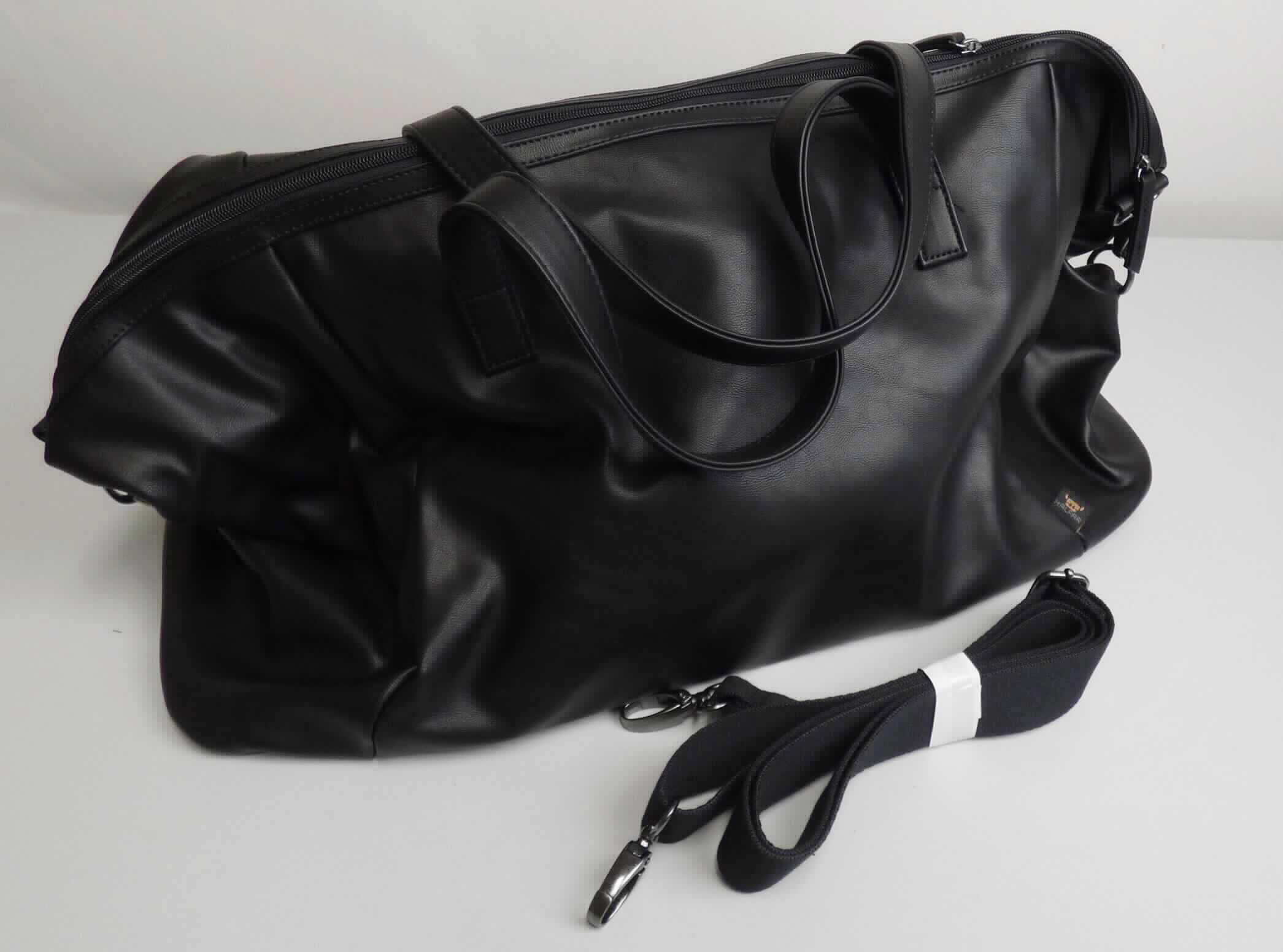 Reisetasche, Foto siehe Anlage, 
- mit einer Außenseite aus Kunststofffolien,
- mit zwei Handtragegriffen, 
- mit einem abnehmbaren, verstellbaren Schultertragegurt,
- mit einer eingearbeiteten Verstärkung im Bodenteil,
- mit einem Vorfach mit Magnetknopfverschluss,
- Hauptfach mit einem entlang des oberen Rands verlaufenden Reißverschluss zu öffnen, 
- innen mit einem eingesetzten Reißverschlussfach, zwei darauf genähten Einsteckfächer und drei Stiftlaschen 
  sowie einem weiteren, aufgenähten Einsteckfach ausgestattet,
- mit den Abmessungen von ca. 58 cm x 25 cm x 35 cm.

"Reisetasche, mit Außenseite aus Kunststofffolien"