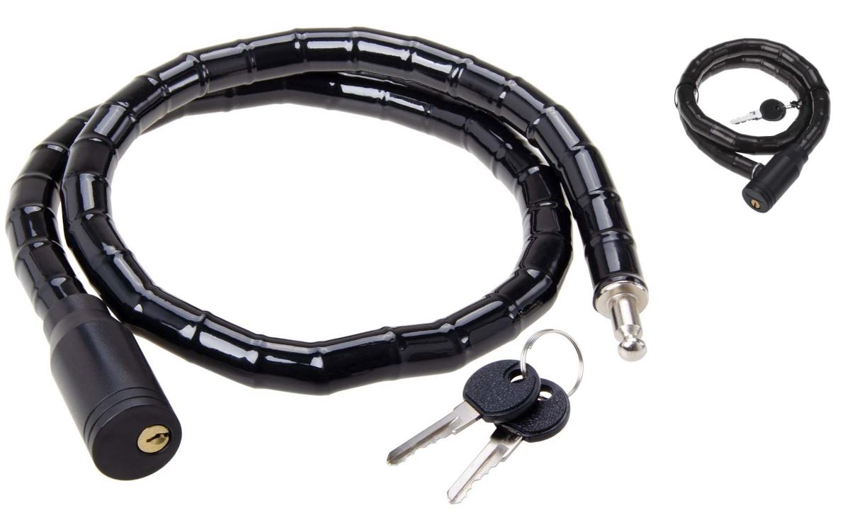 Es handelt sich um Schlösser (zum Schließen mit Schlüssel), bestehend aus einem
Schlosskörper mit Schließmechanismus und Schließzylinder, jeweils aus unedlen
Metallen, sowie aus einer kunststoffummantelten Stahlgliederkette aus unedlem
Metall, die mit einem Ende fest an dem Schlosskörper angebracht ist und deren
anderes Ende ein Endstück aufweist, das in eine seitliche Öffnung des
Schlosskörpers eingesteckt und ver- bzw. entriegelt wird. An der ummantelten Kette
sind zwei dazugehörende Schlüssel befestigt. Die Schlösser werden zur Sicherung
von beispielsweise Fahr- oder Motorrädern gegen Diebstahl verwendet.
Sie sind mit einer bedruckten Banderolenverpackung versehen.
Abmessungen: 18 mm Durchmesser und 900 mm Länge.
- Antragstellerangaben -
Die unedlen Metalle bestimmen insbesondere aufgrund des Umfangs und der
Bedeutung für die Verwendung den Charakter der aus verschiedenen Stoffen
zusammengesetzten Waren.

Derartige Erzeugnisse gehören als "andere Schlösser (zum Schließen mit
Schlüssel), aus unedlen Metallen" zum TARIC-Code 8301 4090 00.