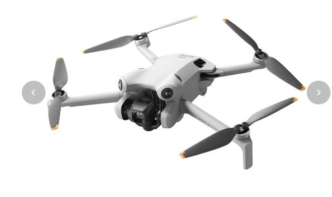 Warenzusammenstellung, bestehend aus einem unbemannten Luftfahrzeug mit Kamera
und einem Gimbal mit Gimbalschutz, sowie einer Fernsteuerung, Batterien, 
einer Ladestation, verschiedenen Kabeln, Schrauben und Schraubendreher 
und einer Umhängetasche, Foto siehe Anlage,
- in Aufmachung für den Einzelverkauf,
- zur Befriedigung eines speziellen Bedarfs zusammengestellt (Betrieb eines
  unbemannten Luftfahrzeugs),
- unbemanntes Luftfahrzeug (Drohne), sog. Multikopter,
- - mit einem Rumpf mit vier Rotoren / Propellern (Quadrokopter),
- - in den Abmessungen (Länge x Breite x Höhe): auseinandergefaltet  von ca. 298 mm 
    x 373 mm x 101 mm; gefaltet (ohne Propeller) von ca. 148 mm x 94 mm x 64 mm,
- - mit einer kardanischen Aufhängung (sog. Gimbal mit Gimbalschutz) für eine stabile,
    ruckelfreie Foto-/Videoaufnahme,
- - mit Geschwindigkeiten von ca. 12 m/s bis ca. 16 m/s,
- - mit einer maximalen Flugzeit von ca. 34 Minuten,
- - mit den Satellitennavigationssystemen GPS, Galileo und BeiDou,
- - laut ergänzenden Antragsangaben mit:
- - - einer integrierten Kamera,
- - - einem internen Speicher von 2 GB und einem microSD-Kartenslot zum Aufnehmen
      und Aufzeichnen von Bildern und Videos,
- - - einem Starthöchstgewicht von weniger als 250 g,
- - - einer sog. Return to Home Funktion  (RTH-Funktion), einem System zur Erkennung
      von Hindernissen und einer aktiven Tracking-Funktion zur automatischen 
      Erkennung und Verfolgung von Objekten (daher nicht für den ausschließlich 
      ferngesteuerten Flug bestimmt),
- Fernsteuerung,
- Batterien zum Flugbetrieb und eine Ladestation zum Laden der Batterien,
- USB-/PD-Kabeln,
- Schraubendreher und 18 Schrauben,
- Umhängetasche,
- insbesondere in Bezug auf die Verwendung bestimmt das unbemannte Luftfahrzeug
  den Charakter der Warenzusammenstellung,
- aufgrund der programmierbaren, automatisierten Funktionen (RTH-Funktion, 
  Hinderniserkennung und Tracking-Funktion) und dem Starthöchstgewicht von 
  weniger als 250 g keine Einreihung in die Unterposition 8806 2210.

"Unbemanntes Luftfahrzeug, nicht zur Beförderung von Passagieren bestimmt, nicht für ferngesteuerten Flug, mit einem Starthöchstgewicht von weniger als 250 g, keine Ware der Codenummer 8806 9100 10 0"