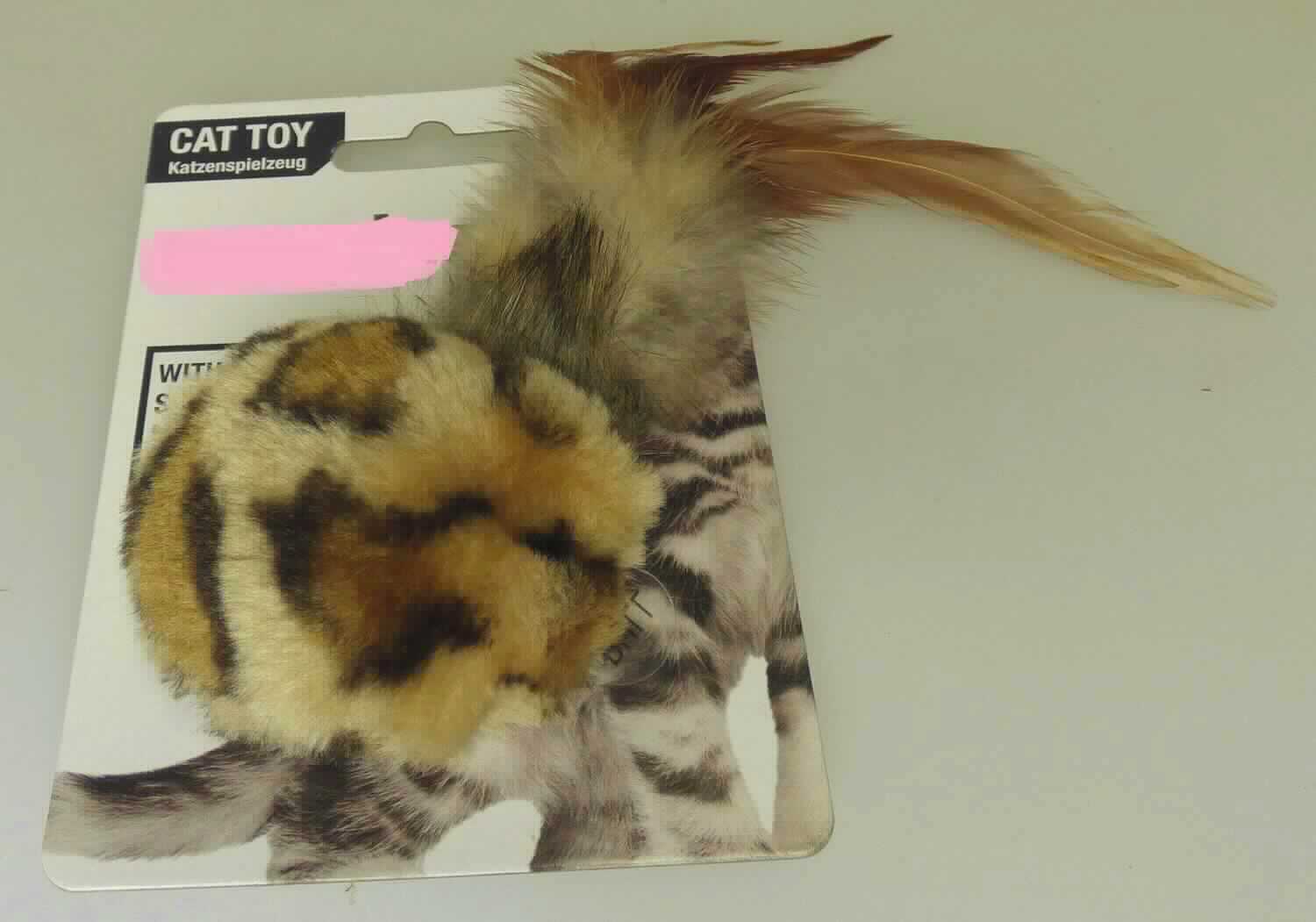 Ware aus Federn (Katzenspielzeug), sog. Federball mit Sound, Fotos siehe Anlage,
- auf einer bedruckten Pappkarte befestigt,
- in Form einer zusammengesetzten Ware, bestehend aus: 
- - einem abgeflachten "Ball" aus Plüschgewirken aus Spinnstoffen,
- - - mit Wattierungsstoff gefüllt,
- - - mit einem integrierten Musikmodul, das Vogelzwitschern wiedergibt,
- - - in den Abmessungen: ca. 6 cm (Durchmesser) x 3 cm (Dicke),
- - gebündelt angebrachten Vogelfedern mit einer Länge von bis zu ca. 14 cm,
- die Spinnstoffe und die Federn sind sowohl im Hinblick auf den Umfang und als auch auf die 
  Verwendung als Katzenspielzeug gleichbedeutend; die Ware stellt sich damit gleichermaßen 
  als Ware aus Spinnstoffen und als Ware aus Federn dar, somit kann keinem der Stoffe 
  (Spinnstoff / Federn) eine charakterbestimmende Eigenschaft zuerkannt werden und die 
  Ware ist der von den gleichermaßen in Betracht kommenden Positionen (6307 und 6701) 
  in der Nomenklatur zuletzt genannten Position zuzuweisen, 
- keine Einreihung als Spielzeug in die Position 9503, da aufgrund der Aufmachung, der Form 
  und des verwendeten Materials erkennbar ausschließlich für Tiere bestimmt.
 
"Waren aus Federn"