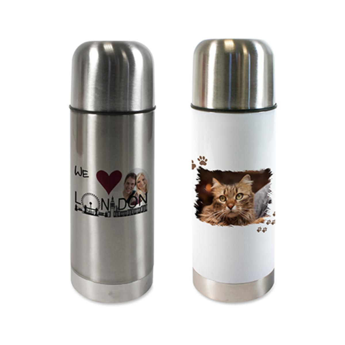 Es handelt sich um eine doppelwandige, 20 cm hohe Thermosflasche, mit isolierendem Vakuum zwischen den Metallwänden (Antragsangabe) und einem Nennvolumen von 350 ml. Die mit Kunststoff ummantelte Isolierkanne hat einen Durchmesser von 7,0 cm und ist mit einem Schraubverschluss aus Kunststoff mit integrierter Druckmechanik zum Ausgießen versehen.

Die Ware dient zum Bereithalten, Kühlen sowie Warmhalten von Getränken.

Das Erzeugnis ist als "Vakuum-Isolierflasche" einzureihen.