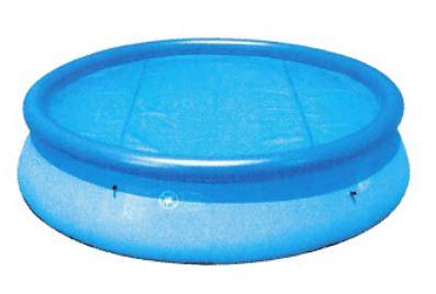 Bei dem durch ein Warenmuster veranschaulichten Artikel handelt es sich um eine Poolabdeckung in Form einer runden Plane aus miteinander verklebten, blauen Folien mit noppenartigen Luftkammern aus Polyethylen, einem Kunststoff im Sinne der Anmerkung 1 zu Kapitel 39. 
Die in unterschiedlichen Abmessungen gefertigte Ware (Durchmesser von ca. 244 cm, 305 cm, 366 cm, 457 cm bzw. 549 cm) soll als Abdeckung für Schwimmbecken verwendet werden, um z. B. die Wassertemperatur zu erhöhen oder das Wasser vor Verschmutzungen zu schützen.

Eine Einreihung in die Position 3920 oder 3921 scheidet aufgrund der objektiven Beschaffenheit der Plane aus (weiter bearbeitet als in Anmerkung 10 zu Kapitel 39 zugelassen). Auch stellt sich die Folie auf Grund ihrer neutralen Form nicht als Zubehör eines Swimmingpools der Position 9506 dar.

Das Erzeugnis ist in einem Polybeutel mit bedrucktem Papiereinleger für den Einzelverkauf aufgemacht und wird zolltarifrechtlich als "andere Ware aus Kunststoff, andere als von den TARIC-Codes 3926 1000 00 bis 3926 9097 77 erfasst" eingereiht.