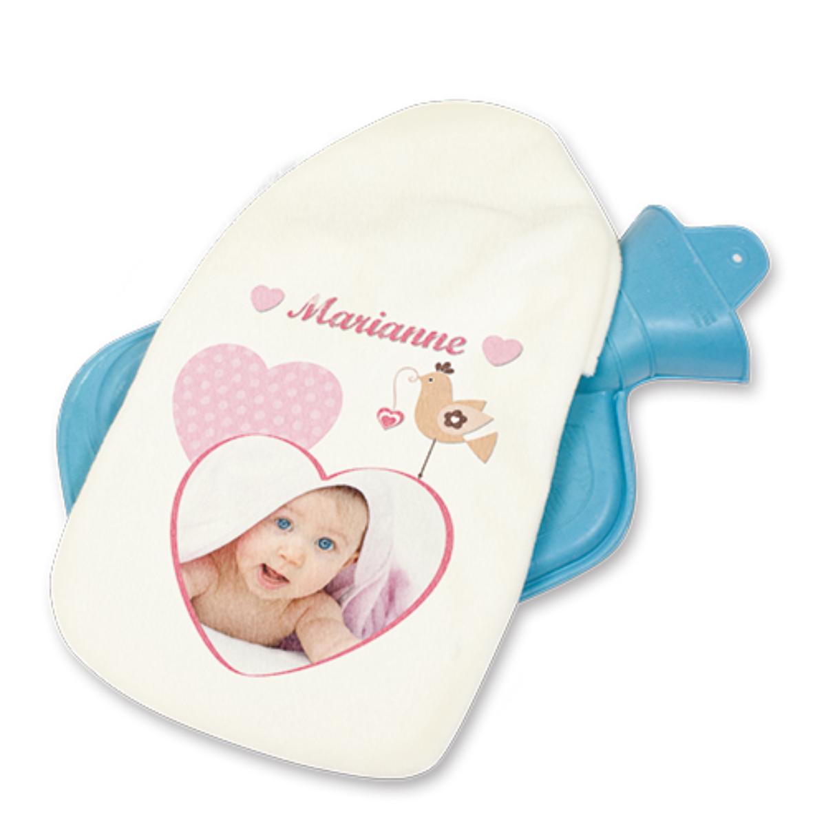 Angaben des Antragstellers:
Gummi-Wärmflasche, inkl. bedruckbarer Hülle, maximales Fassungsvermögen ca. 800 ml. Material: Gummi-Wärmflasche (Kautschuk); bedruckbare Hülle: 100 % Polyester

Ein Warenmuster wurde nicht vorgelegt.
Entsprechend einer Abbildung liegt eine hellblaue Wärmflasche mit einer weißen Hülle vor.

Befund:
Es liegt eine Wärmflasche aus Kautschuk (charakterverleihend) mit einer Spinnstoffhülle im Sinne der Unterposition (KN) 4014 9000 vor.