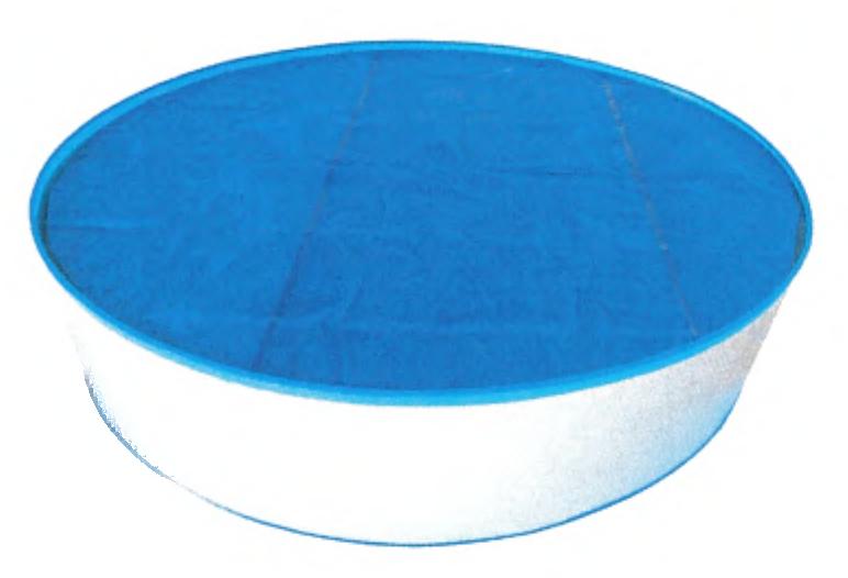 Bei dem durch ein Warenmuster veranschaulichten Artikel handelt es sich um eine Poolabdeckung in Form einer runden Plane aus miteinander verklebten, blauen Folien mit noppenartigen Luftkammern aus Polyethylen, einem Kunststoff im Sinne der Anmerkung 1 zu Kapitel 39. Die in unterschiedlichen Abmessungen gefertigte Ware (Durchmesser von ca. 400 bis 600 cm) soll als Abdeckung für Schwimmbecken verwendet werden, um z. B. die Wassertemperatur zu erhöhen oder das Wasser vor Verschmutzungen zu schützen. 

Eine Einreihung in die Position 3920 oder 3921 scheidet aufgrund der objektiven Beschaffenheit der Plane aus (weiter bearbeitet als in Anmerkung 10 zu Kapitel 39 zugelassen). Auch stellt sich die Folie auf Grund ihrer neutralen Form nicht als Zubehör eines Swimmingpools der Position 9506 dar. 

Das Erzeugnis ist in einem bedruckten Karton für den Einzelverkauf aufgemacht und wird zolltarifrechtlich als "andere Ware aus Kunststoff, andere als von den TARIC-Codes 3926 1000 00 bis 3926 9097 77 erfasst" eingereiht.