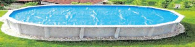 Bei dem durch Abbildungen veranschaulichten Artikel handelt es sich um eine Poolabdeckung in Form einer ovalen Plane aus miteinander verklebten, blauen Folien mit noppenartigen Luftkammern aus Polyethylen, einem Kunststoff im Sinne der Anmerkung 1 zu Kapitel 39. 
Die in unterschiedlichen Größen gefertigte Ware (Abmessungen von ca. 730 x 370 cm, ca. 550 x 360 cm bzw. ca. 630 x 360 cm) soll als Abdeckung für Schwimmbecken verwendet werden, um z. B. die Wassertemperatur zu erhöhen oder das Wasser vor Verschmutzungen zu schützen. 

Eine Einreihung in die Position 3920 oder 3921 scheidet aufgrund der objektiven Beschaffenheit der Plane aus (weiter bearbeitet als in Anmerkung 10 zu Kapitel 39 zugelassen). Auch stellt sich die Folie auf Grund ihrer neutralen, rechteckigen Form nicht als Zubehör eines Swimmingpools der Position 9506 dar. 

Das Erzeugnis ist in einem bedruckten Karton für den Einzelverkauf aufgemacht und wird zolltarifrechtlich als "andere Ware aus Kunststoff, andere als von den TARIC-Codes 3926 1000 00 bis 3926 9097 77 erfasst" eingereiht.