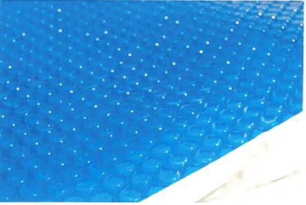 Bei dem durch ein Warenmuster veranschaulichten Artikel handelt es sich um eine Poolabdeckung in Form einer rechteckigen Plane aus miteinander verklebten, blauen Folien mit noppenartigen Luftkammern aus Polyethylen, einem Kunststoff im Sinne der Anmerkung 1 zu Kapitel 39. 
Die in unterschiedlichen Größen gefertigte Ware (Abmessungen von ca. 400 x 300 cm bis 1000 x 500 cm) soll als Abdeckung für Schwimmbecken verwendet werden, um z. B. die Wassertemperatur zu erhöhen oder das Wasser vor Verschmutzungen zu schützen. 

Eine Einreihung in die Position 3920 oder 3921 scheidet aufgrund der objektiven Beschaffenheit der Plane aus (weiter bearbeitet als in Anmerkung 10 zu Kapitel 39 zugelassen). Auch stellt sich die Folie auf Grund ihrer neutralen, rechteckigen Form nicht als Zubehör eines Swimmingpools der Position 9506 dar. 

Das Erzeugnis ist in einem bedruckten Karton für den Einzelverkauf aufgemacht und wird zolltarifrechtlich als "andere Ware aus Kunststoff, andere als von den TARIC-Codes 3926 1000 00 bis 3926 9097 77 erfasst" eingereiht.