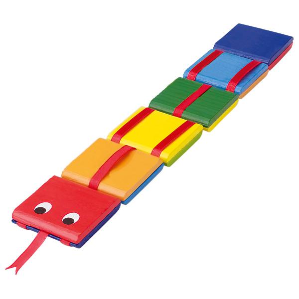 Nach den Angaben der Antragstellerin handelt es sich um ein Spielzeug, sog. "Zauberklapperschlange, Art. 62997",
- eine stilisierte Schlange darstellend,
- aus Holz und Spinnstoff hergestellt,
- aus zwölf verschiedenfarbigen Holzplättchen (ca. 5,0 x 5,0 x 0,5 cm) von denen jeweils zwei zu
  sechs Doppelplättchen verklebt sind, diese sind mittels eines Spinnstoffbandes fest miteinander
  verbunden und bilden den Schlangenkörper,
- in den Abmessungen von ca. 31 x 5 x 1 cm,
- das vorderste Holzplättchen ist mit zwei Augen bedruckt und mit einem kurzen Spinnstoffband
  in Form einer Schlangenzunge versehen,
- ohne Hinweise auf eine Fertigung in Handarbeit,
- dient der spielerischen Unterhaltung von Kindern,
- in einem klarsichtigen Polybeutel mit Papiereinleger für den Einzelverkauf aufgemacht.

Die Ware wird zolltarifrechtlich als "Spielzeug, ein Tier darstellend, nicht gefüllt, nicht aus Holz handgearbeitet" eingereiht.