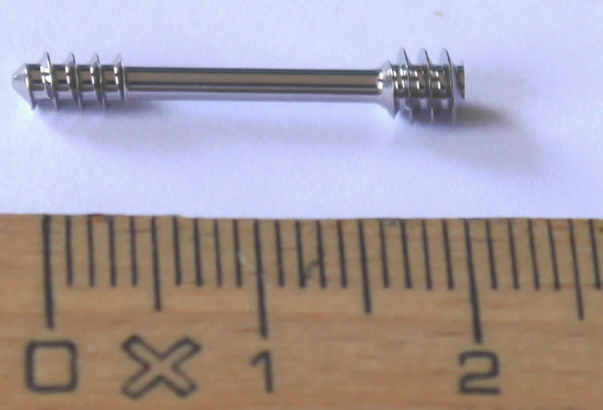 Sog. Knochenschraube, im Wesentlichen bestehend aus einer 22 mm langen Schraubenvorrichtung, mit 3,0 mm Führungsgewindedurchmesser auf der einen und einem 4,0 mm Führungsgewindedurchmesser auf der anderen Seite, bestehend aus einer Titanlegierung (äußere Form siehe Abbildung in der Anlage). Die Schraube dient der Fixierung von Knochenteilen einer Knochenläsion oder einer Knochenfraktur im menschlichen Körper und ist steril in einer Kunststoffverpackung und einem Karton verpackt.

Die Ware wird als "Vorrichtung zum Behandeln von Knochenbrüchen" eingereiht.