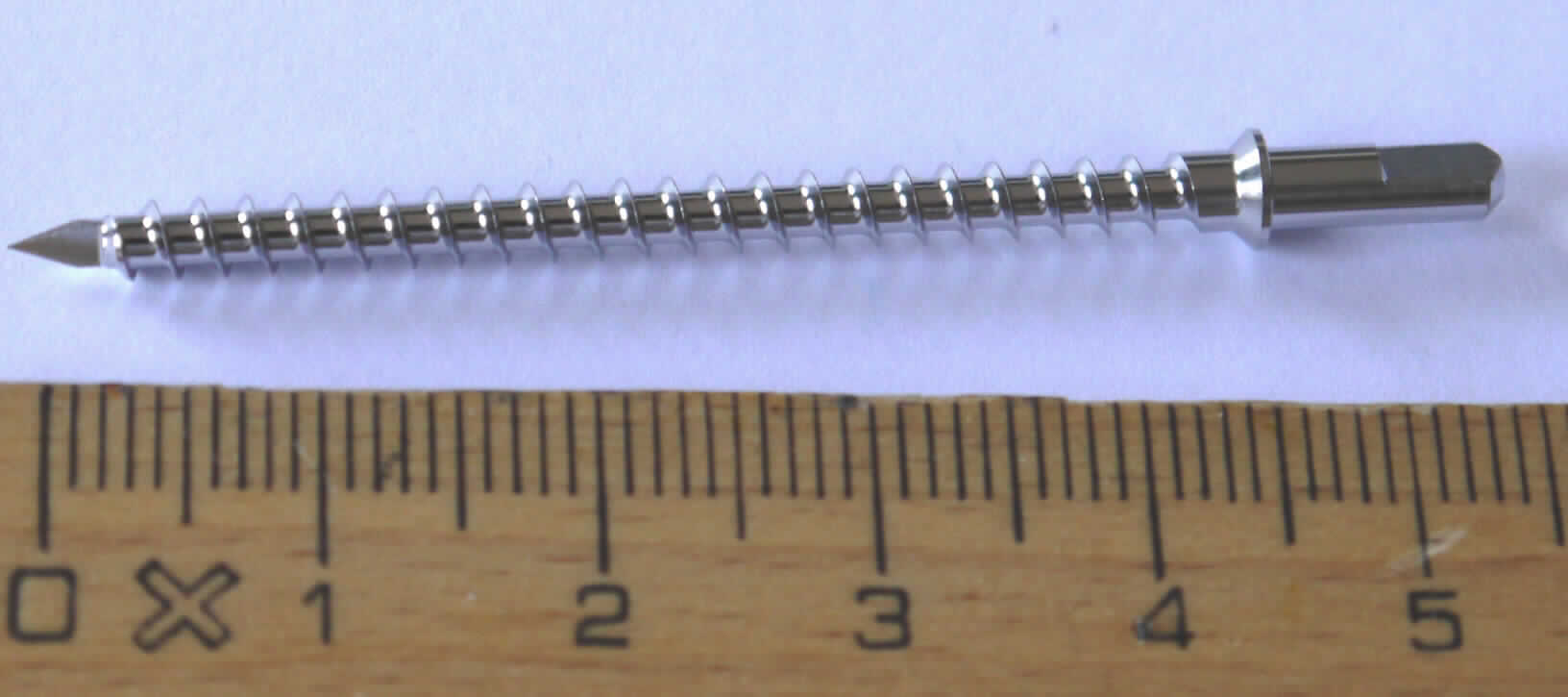 Sog. Schraube, im Wesentlichen bestehend aus einer 48 mm langen Schraubvorrichtung aus Edelstahl, mit einem sehr spitzen, selbstschneidenden Gewinde, mit einem speziellen Kopf (siehe Abbildung in der Anlage). Die Schraube wird mit medizinischem Spezialwerkzeug (nicht Gegenstand dieser vZTA-Entscheidung) in den menschlichen Körper implantiert, um ein künstliches Kniegelenk (nicht Gegenstand dieser vZTA-Entscheidung) am natürlichen Knochen zu befestigen. Die Schraube ist steril in einer Kunststoffverpackung und einem Karton verpackt.

Die Ware wird als "Zubehör, erkennbar hauptsächlich bestimmt für ein künstliches Körperteil in Form eines Kniegelenks für Menschen, keine Ware der Unterposition (HS) 9021 10 bis 9021 29" eingereiht.