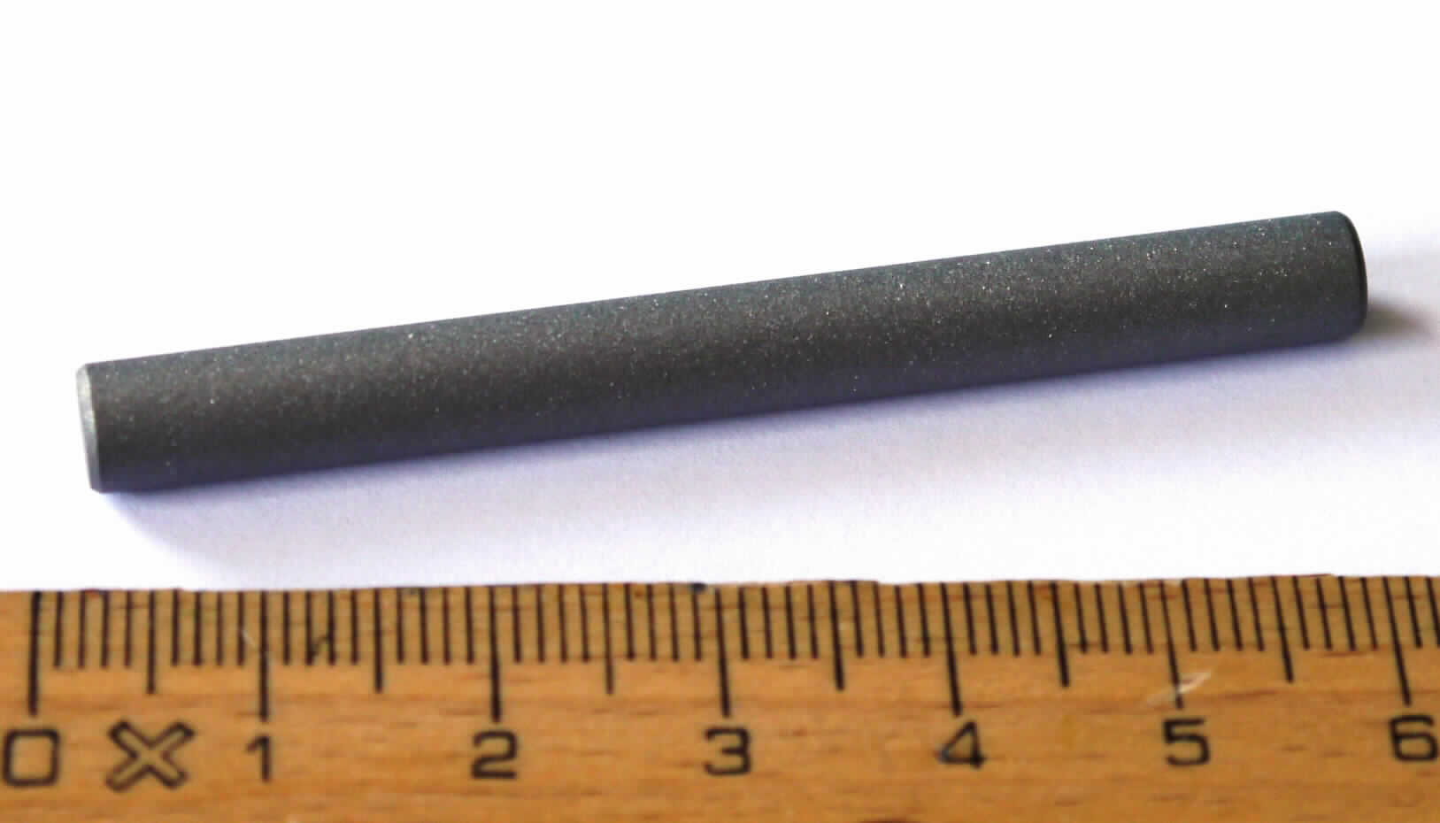 Stab aus Titanlegierung

Bei der Ware handelt es sich um ein konzentrisches Hohlerzeugnis mit über die gesamte Länge gleichbleibendem, kreisförmigem Querschnitt aus einer Titanlegierung (Ti-6Al-4V ELI). Der Stab ist an beiden Enden gefast und weist
einen Außendurchmesser von 6 mm und eine Länge von 6 cm auf. Auf die Längsseite des Stabs sind zwei Striche sowie der Schriftsatz "U&I 6.0 x 60mm" und eine Nummer aufgedruckt.
Das Erzeugnis dient als Wirbelsäulenimplantat für den menschlichen Körper. Die Verwendung des Stabs als Wirbelsäulenimplantat kann nicht von seinen objektiven Merkmalen abgeleitet werden.

Die Ware ist daher nach ihrer stofflichen Beschaffenheit als "andere Stange aus Titan" in die Codenummer 8108 9030 90 0 des Zolltarifs einzureihen.