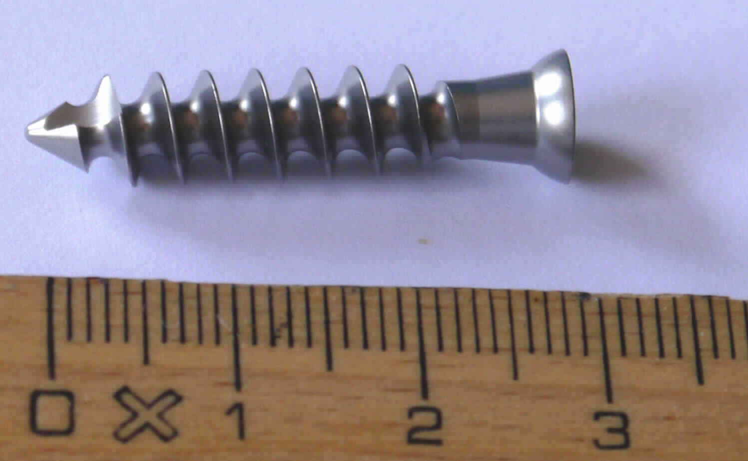 Sog. Schraube, im Wesentlichen bestehend aus einer 30 mm langen Schraubvorrichtung aus einer Titanlegierung mit 6,5 mm Durchmesser und einem Kopf mit Innensechskant sowie einem sehr spitzen, selbstschneidenden Gewinde (äußere Form siehe Abbildung in der Anlage). 
Die Schraube wird mit Spezialwerkzeug (nicht Gegenstand dieser vZTA-Entscheidung) in den menschlichen Körper implantiert, um ein künstliches Hüftgelenk (nicht Gegenstand dieser vZTA-Entscheidung) am natürlichen Knochen zu befestigen. Die Schraube ist steril in einer Kunststoffverpackung und einem Karton verpackt.

Die Ware wird als "Teil, erkennbar hauptsächlich bestimmt für ein künstliches Körperteil in Form eines Hüftgelenks für Menschen, keine Ware der Unterposition (HS) 9021 10 bis 9021 29" eingereiht.
