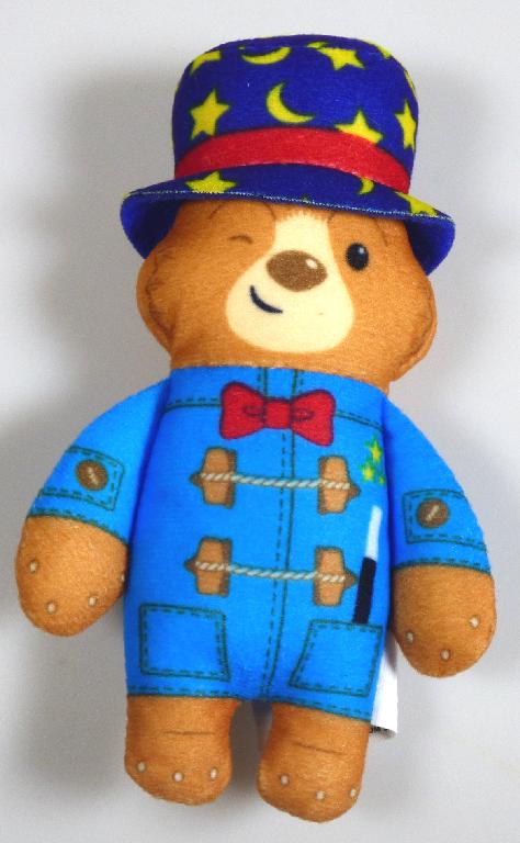 Bei dem durch ein Warenmuster veranschaulichten und als "Mc Donald´s - Paddington - 2022,
Motiv: Magician" bezeichneten Erzeugnis handelt es sich um ein Spielzeugtier,
- einen stilisierten, stehenden Bären darstellend,
- aus gerauten Spinnstoffgewirken zusammengenäht,
- in den Abmessungen von ca. 13 x 8 x 3 cm (L x B x H),
- vollständig mit weichem Füllmaterial gefüllt,
- mit einem ausgeformten Kopf mit aufgedruckten Gesichtszügen,
- mit einem angenähten, zylinderartigen Hut, der auf blauem Grund mit gelben Sternen
   bedruckt ist,
- mit einem ausgestalteten Körper mit ausgeformten Armen und Beinen,
- mit aufgedruckter Kleidung (blauer Anzug mit roter Fliege und Zauberstab in der Anzugtasche),
- zur spielerischen Unterhaltung von Kindern,
- lt. Antragsangaben in einer bedruckten Pappschachtel verpackt.

Zolltarifrechtlich handelt es sich um "Spielzeug, ein Tier darstellend, gefüllt".