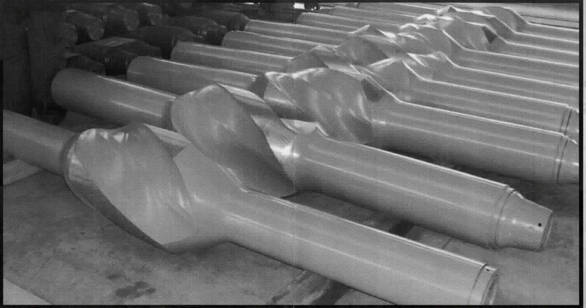 Sog. Strang Stabilisator
- in Form eines zylindrischen Erzeugnisses aus unedlem Metall mit einem 
  spiralbohrererartigen Segment im Mittelstück (Abbildung siehe Anlage),
- zum Einbau in den Bohrstrang eines Tiefbohrgerät zur Zentrierung sowie 
  zur Sicherstellung der Richtung beim gelenkten Bohren.

"Teil, erkennbar ausschließlich für Tiefbohrgeräte der Unterposition 8430 41 oder 8430 49
 - sog. Strang Stabilisator"