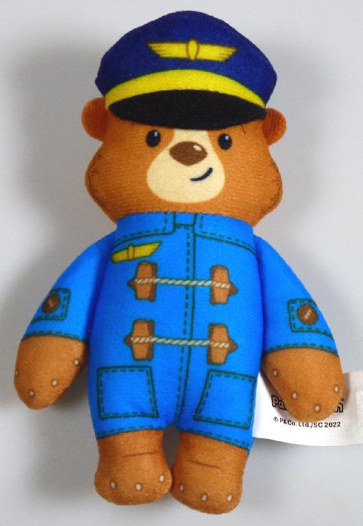 Bei dem durch ein Warenmuster veranschaulichten und als "Mc Donald´s - Paddington - 2022,
Motiv: Pilot" bezeichneten Erzeugnis handelt es sich um ein Spielzeugtier,
- einen stilisierten, stehenden Bären darstellend,
- aus gerauten Spinnstoffgewirken zusammengenäht,
- in den Abmessungen von ca. 12 x 8 x 3 cm (L x B x H),
- vollständig mit weichem Füllmaterial gefüllt,
- mit einem ausgeformten Kopf mit aufgedruckten Gesichtszügen,
- mit einer Pilotenmütze, die auf dunkelblauem Grund mit einem gelben Emblem bedruckt
  und mit einem gelben Rand eingefasst ist,
- mit einem ausgestalteten Körper mit ausgeformten Armen und Beinen,
- mit aufgedruckter Kleidung (blauer Anzug, der mit einem gelben Emblem verziert ist),
- zur spielerischen Unterhaltung von Kindern,
- lt. Antragsangaben in einer bedruckten Pappschachtel verpackt.

Zolltarifrechtlich handelt es sich um "Spielzeug, ein Tier darstellend, gefüllt".