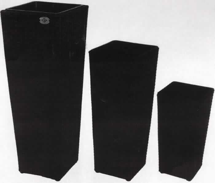 Nach den Antragsangaben und der vorliegenden Abbildung handelt es sich um ein 3er Set quadratischer, nach unten verjüngender Pflanzenkübel in folgenden Größen (Höhe x Kantenlänge):

- groß  80 x 30 cm
- mittel 61 x 24,5 cm
- klein 41 x 21 cm.

Die Waren sind unmittelbar aus Kunststoffstreifen (sog. Polyrattan; Flechtstoff im Sinne von Anmerkung 1 zu Kapitel 46) hergestellt, die in Flächenform miteinander verflochten sind und die Außenseite der Erzeugnisse bilden. Die Pflanzenkübel sind mit einem pulverbeschichteten Gestell aus Stahl verstärkt und mit einem herausnehmbaren Kunststoffeinsatz mit Wasserabfluss (Pflanztopf) versehen.

Die Sets werden in den Farben schwarz, braun und cremefarben vertrieben. 

Insbesondere im Hinblick auf den Umfang und die Bedeutung für die Zierwirkung bestimmen die Flechtstoffe den Charakter der Ware.

Die Pflanzkübel sind in einem Pappkarton verpackt.

Zolltarifrechtlich handelt es sich um eine "Ware, unmittelbar aus Flechtstoffen hergestellt, nicht aus pflanzlichen Stoffen".