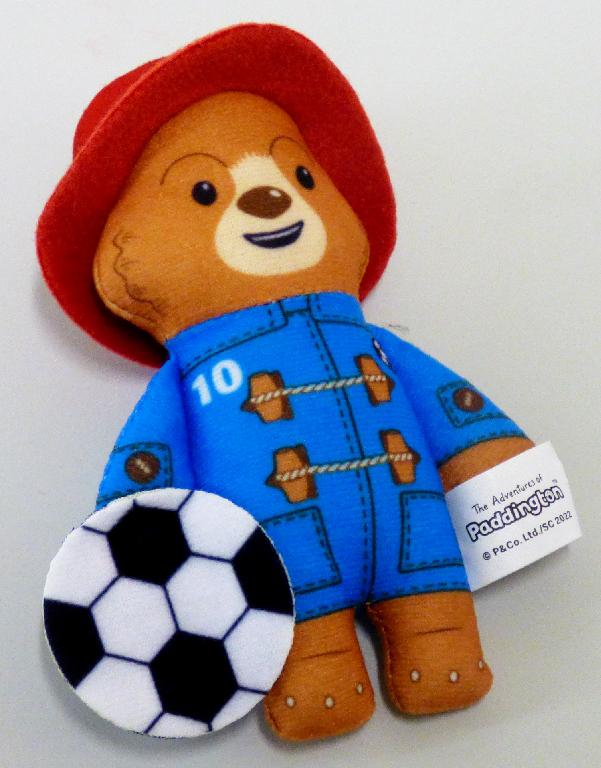 Bei dem durch ein Warenmuster veranschaulichten und als "Mc Donald´s - Paddington - 2022,
Motiv: Footballer" bezeichneten Erzeugnis handelt es sich um ein Spielzeugtier,
- einen stilisierten, stehenden Bären darstellend,
- aus gerauten Spinnstoffgewirken zusammengenäht,
- in den Abmessungen von ca. 12 x 8 x 3 cm (L x B x H),
- vollständig mit weichem Füllmaterial gefüllt,
- mit einem ausgeformten Kopf mit aufgedruckten Gesichtszügen,
- mit einen angenähten, roten Schlapphut,
- mit einem ausgestalteten Körper mit ausgeformten Armen und Beinen,
- mit aufgedruckter Kleidung (blauer Anzug mit aufgedruckter Spielernummer),
- mit einem an der rechten Hand befestigten, stilisierten Fußball aus Spinnstoff,
- zur spielerischen Unterhaltung von Kindern,
- lt. Antragsangaben in einer bedruckten Pappschachtel verpackt.

Zolltarifrechtlich handelt es sich um "Spielzeug, ein Tier darstellend, gefüllt".