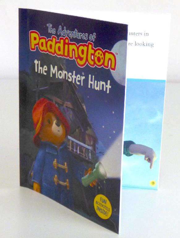 Bei der als "Mc Donald's - Paddington - 2022, Motiv: The Monster Hunt" bezeichneten Ware handelt es sich um ein mit Text und Abbildungen bedrucktes, broschiertes Druckerzeugnis (Format: etwa 11,4 x 14,3 cm, Umfang: 32 Seiten ohne Umschlag, Klebebindung). Es enthält im Wesentlichen eine zum Lesen bestimmte, reich illustrierte fortlaufende Geschichte für Kinder in englischer Sprache. Daneben sind drei Doppelseiten mit Malvorlagen und verschiedenen Rätseln (z. B. Unterschiede finden) sowie eine Seite mit den Lösungen bedruckt. Die Ware ist in einer Umschließung aus bedrucktem, innen mit dünner Kunststofffolie überzogenen Papier verpackt.

Abbildung siehe Anlage.

Derartige Waren gehören als "durch Text charakterisierte, zum Lesen bestimmte Broschüren und ähnliche Drucke, auch illustriert" zur Codenummer 4901 99 00 00 9 des Zolltarifs.