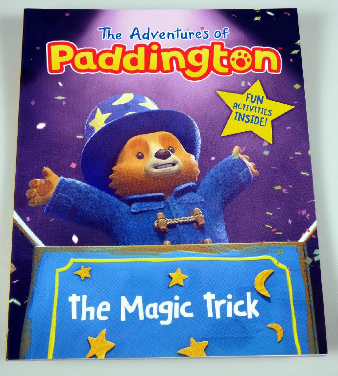 Bei der als "Mc Donald's - Paddington - 2022, Motiv: The Magic Trick" bezeichneten Ware handelt es sich um ein mit Text und Abbildungen bedrucktes, broschiertes Druckerzeugnis (Format: etwa 11,4 x 14,3 cm, Umfang: 32 Seiten ohne Umschlag, Klebebindung). Es enthält im Wesentlichen eine zum Lesen bestimmte, reich illustrierte fortlaufende Geschichte für Kinder in englischer Sprache. Daneben sind drei Doppelseiten mit verschiedenen Rätseln (z. B. Unterschiede finden) sowie eine Seite mit den Lösungen bedruckt. Die Ware ist in einer Umschließung aus bedrucktem, innen mit dünner Kunststofffolie überzogenen Papier verpackt.

Abbildung siehe Anlage.

Derartige Waren gehören als "durch Text charakterisierte, zum Lesen bestimmte Broschüren und ähnliche Drucke, auch illustriert" zur Codenummer 4901 99 00 00 9 des Zolltarifs.