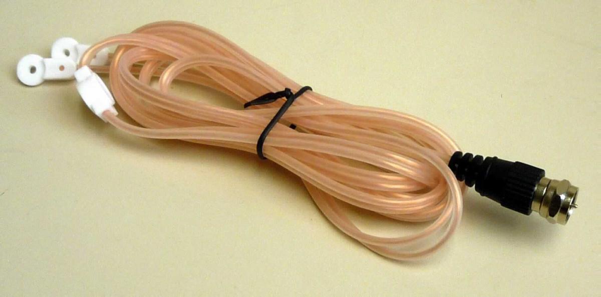 FM-Wurfantenne
- aus zwei jeweils mit Kunststoff ummantelten Kupferdrähten einem gemeinsamen F-Stecker
  (Abbildung s. Anlage),
- erkennbar als Innenantenne zum Empfang von Rundfunksignalen im UKW-Bereich für
  Rundfunkempfänger bestimmt.

"Teil, erkennbar ausschließlich für Geräte der Position 8527 bestimmt, Innenantenne für den Rundfunkempfang - UKW-Kabelantenne"