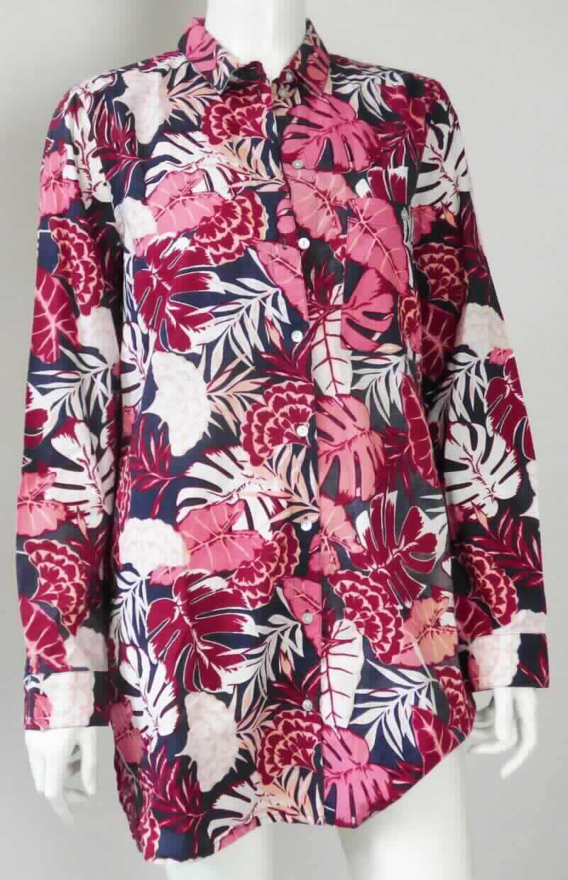 Kleid, sog. Bluse für Frauen, Art. 2867703215, Größe 38, Foto siehe Anlage,
- aus ca. 0,3 mm dicken, buntgewebten Geweben aus laut Antrag 100 % Baumwolle,
- über den Schritt reichend (Rückenlänge: ca. 87 cm), vorn ca. 4 cm kürzer gearbeitet,
- mit einem Umlegekragen,
- vorn mit einer durchgehenden Öffnung mit Knopfverschluss von rechts über links; der letzte Knopf befindet sich 
  ca. 11 cm vom unteren Rand entfernt (somit schrittbedeckend), 
- im Rücken mit Schultersattel,
- mit langen Ärmeln, an den Ärmelenden mit manschettenartigen Abschlüssen,
- mit einer aufgesetzten Brusttasche,
- am unteren, abgerundeten Rand durch Umschlagen und Festnähen gesäumt,
- kann ohne ein weiteres, den Unterkörper bedeckendes Kleidungsstück getragen werden,
- erfüllt die Merkmale zur Einreihung als Kleid (somit keine Bluse oder Hemdbluse).

"Kleid, aus Geweben, für Frauen, aus Baumwolle, nicht nach dem Batik-Verfahren handbedruckt"