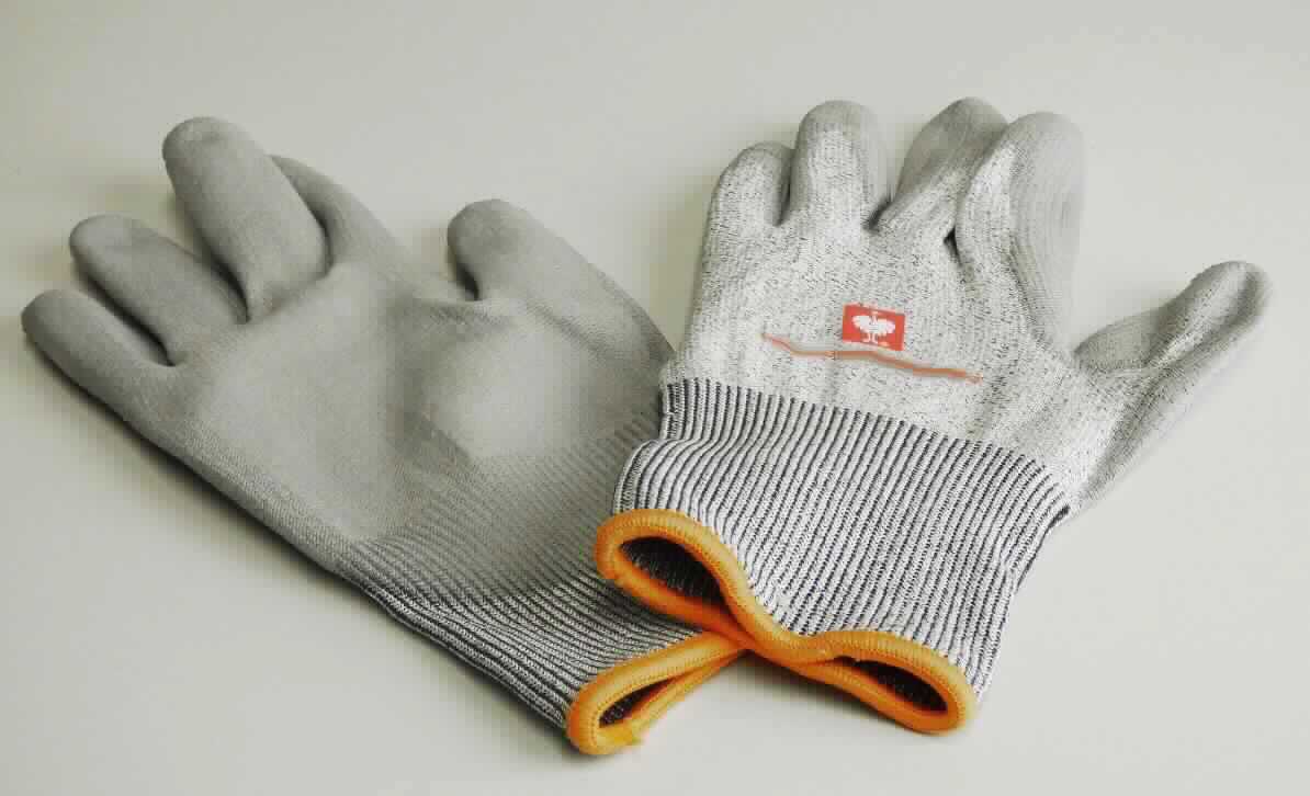 Fingerhandschuhe, sog. PU-Schnittschutzhandschuhe, Art. 7614628, in Erwachsenengröße, Foto siehe Anlage,
- als Paar in einem Polybeutel verpackt,
- als Fünffingerhandschuhe gearbeitet,
- aus buntgewirkten Gewirken (melierte Garne) aus laut Antrag Polyethylen (synthetische Chemiefasern),
- abgepasst gewirkt,
- nachträglich mit Ausnahme des größten Teils der Stulpe, des Handrückens und Teilen der Finger- und Daumen-
  außenseiten einseitig (Außenseite) im Tauchverfahren mit Kunststoff (laut Antrag: Polyurethan; keine Zellstruktur 
  erkennbar) überzogen,
- im Bereich des Handrückens mit einem Aufdruck versehen,
- mit einer elastischen Stulpe,
- am unteren Rand durch eine kontrastfarbene Überwendlichnaht gesäumt.

"Fingerhandschuhe, aus Gewirken, mit Kunststoff überzogen"