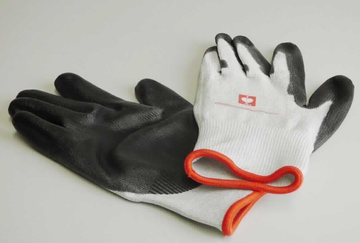 Fingerhandschuhe, sog. PU-Schnittschutzhandschuhe, Art. 7614619, in Erwachsenengröße, Foto siehe Anlage,
- als Paar in einem Polybeutel verpackt,
- als Fünffingerhandschuhe gearbeitet,
- aus buntgewirkten Gewirken (melierte Garne) aus laut Antrag Polyethylen (synthetische Chemiefasern),
- abgepasst gewirkt,
- nachträglich mit Ausnahme des größten Teils der Stulpe, des Handrückens und Teilen der Finger- und Daumen-
  außenseiten einseitig (Außenseite) im Tauchverfahren mit Kunststoff (laut Antrag: Polyurethan; keine Zellstruktur 
  erkennbar) überzogen,
- im Bereich des Handrückens mit einem Aufdruck versehen,
- mit einer elastischen Stulpe,
- am unteren Rand durch eine kontrastfarbene Überwendlichnaht gesäumt.

"Fingerhandschuhe, aus Gewirken, mit Kunststoff überzogen"