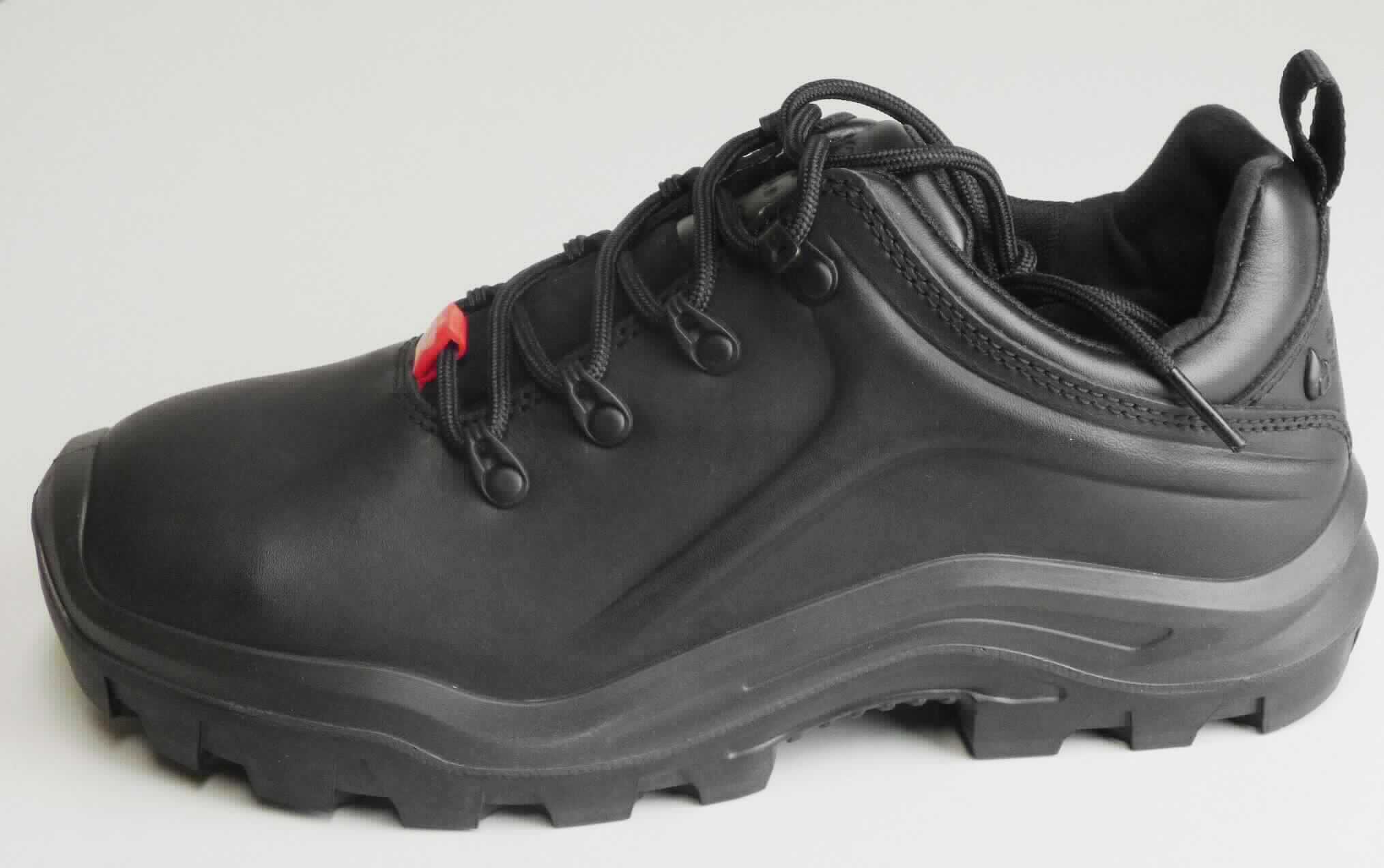 Sicherheitshalbschuhe (lt. Antrag:"e. s. S3 Sicherheitshalbschuh Cebus low, A3-Artikel-Nr.: 9371040", Größe 40, Foto siehe Anlage)
- mit Laufsohlen aus Kunststoff/Kautschuk,
- mit Oberteil aus Leder,
- mit Schnürsenkelverschluss, teilweise mit abstehenden Metallhaken,
- mit Metallschutz in der Vorderkappe.

"Schuhe mit Laufsohlen aus Kunststoff/Kautschuk und Oberteil aus Leder, andere als in den Unterpositionen
 6403 1200 bis 6403 2000 genannte, mit einem Metallschutz in der Vorderkappe"