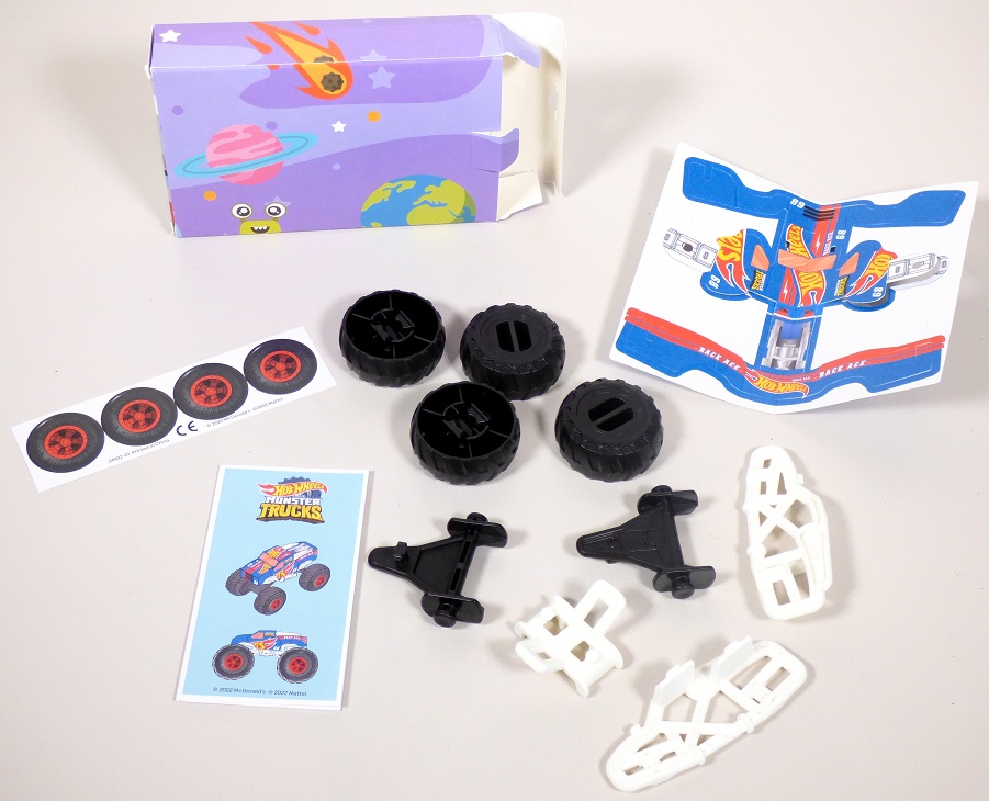 Bausatz für einen Monstertruck, sog. "Mc Donald´s - Hot Wheels Monster Trucks - 2022", Motiv "Race Ace"
- zusammengebaut in den Abmessungen von ca. 11 x 8 x 8 cm, aus 10 Teilen bestehend
-- mit einem Chassis aus weißem und schwarzem Kunststoff
-- mit vier beweglichen Rädern mit einem Durchmesser von ca. 4,5 cm und einer Dicke
   von ca. 2 cm aus schwarzem Kunststoff
-- die Kunststoffteile werden mit Hilfe von Rastnasen aneinander gesteckt
-- mit einer Karosserie aus farbig bedruckter Pappe, die über das Fahrgestell gefaltet und an zwei
   Noppen an der Unterseite des Chassis befestigt wird
-- die Pappbauteile sind vorgestanzt und werden aus einem Papierbogen herausgedrückt
-- die Einzelteile sind sinnvoll aufeinander abgestimmt und alleine nicht zum Spielen geeignet
-- auf Grund des Umfangs und der Bedeutung in Bezug auf die Verwendung bestimmen die
   Kunststoffteile den Charakter des Bausatzes
-- dient der spielerischen Unterhaltung von Kindern
- einem Bogen mit vier Aufklebern aus Papier
-- rund, mit einem Durchmesser von ca. 3 cm, Reifen mit Felgen darstellend, die auf die Räder
   des Trucks geklebt werden sollen.

Die Kombination hat den wesentlichen Charakter von Spielzeug und ist gemeinsam mit einer Bauanleitung in einem bunt bedrucktem Pappkarton für den Einzelverkauf aufgemacht. 

Die Ware wird zolltarifrechtlich als "Spielzeug, Bausatz aus Kunststoff" eingereiht.