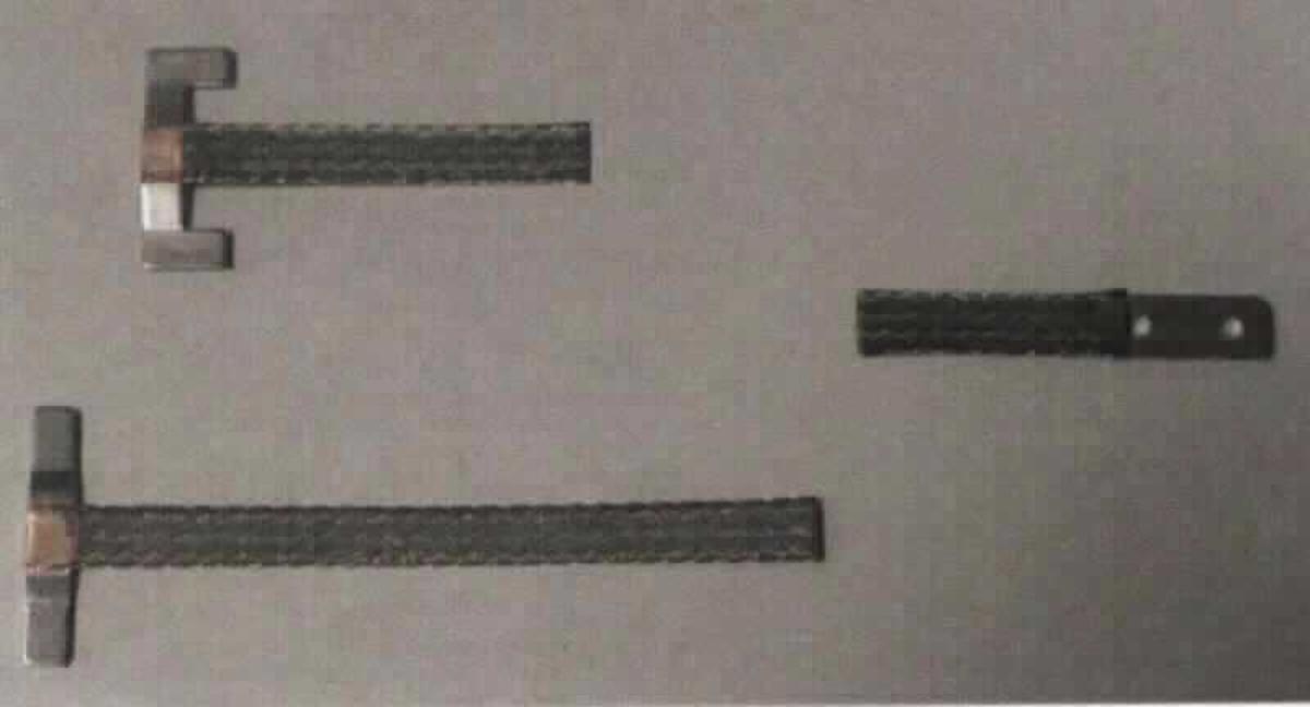 Bandlitze

Bei der Ware handelt es sich um flexible Bandlitzen mit rechteckigem Querschnitt, die aus einzelnen Drähten geflochten sind, nicht isoliert. An einem Ende sind die Erzeugnisse mit einem Lötfuß, einem Flachstecker oder einer Ringöse versehen. Sie können in unterschiedlichen Längen vorliegen. Die einzelnen Drähte der Litzen bestehen aus Kupfer und sind oberflächlich mit Zinn beschichtet. Die Erzeugnisse werden nach Weiterverarbeitung in der Automobilindustrie verwendet.

Die Ware ist aufgrund ihrer Beschaffenheit als Litze aus Kupfer in den TARIC-Code 7413 0000 90 einzureihen.